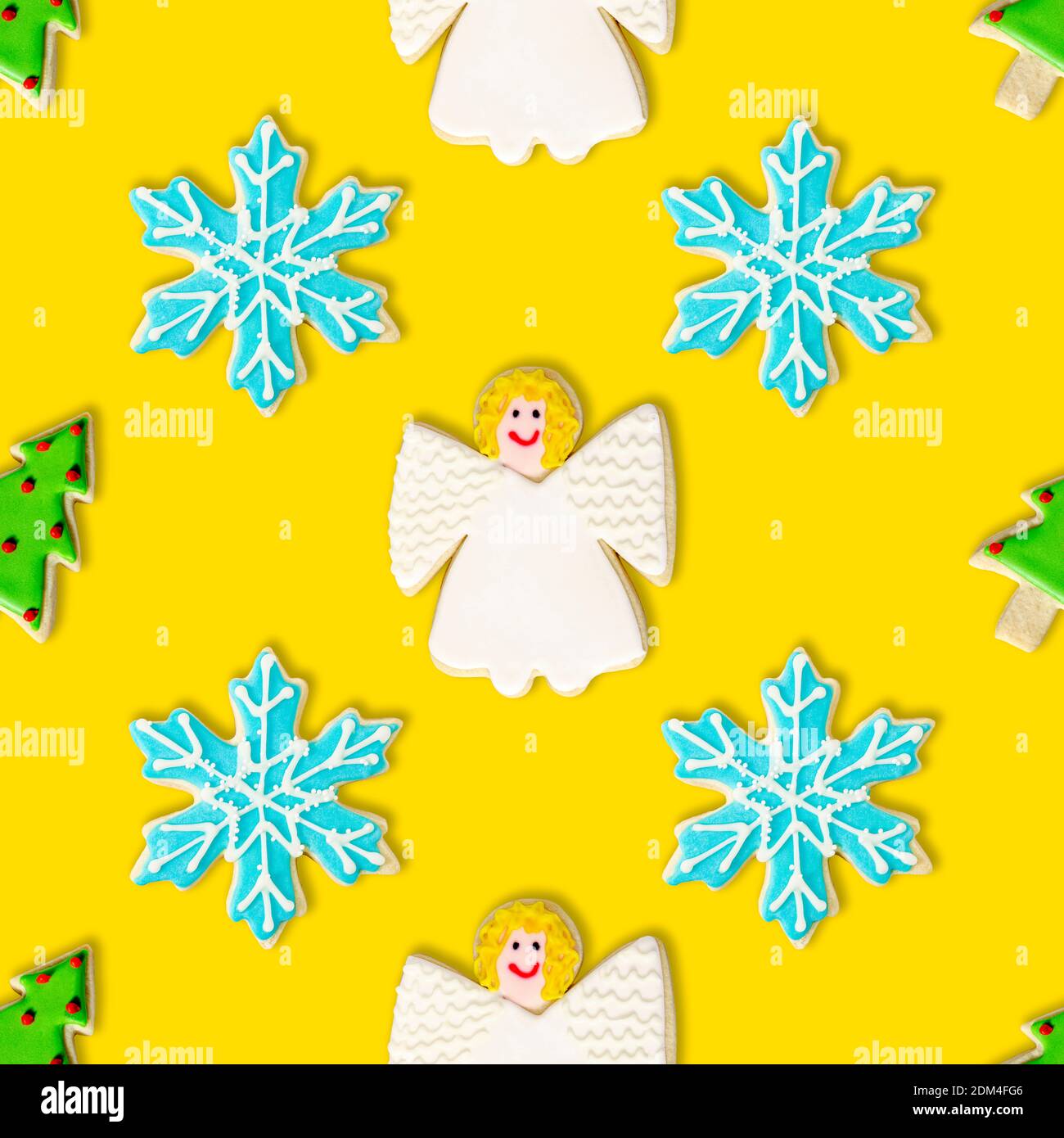Sapin de Noël, flocon de neige bleu et Ange : fond d'écran à motif répétitif de cookie de Noël Banque D'Images