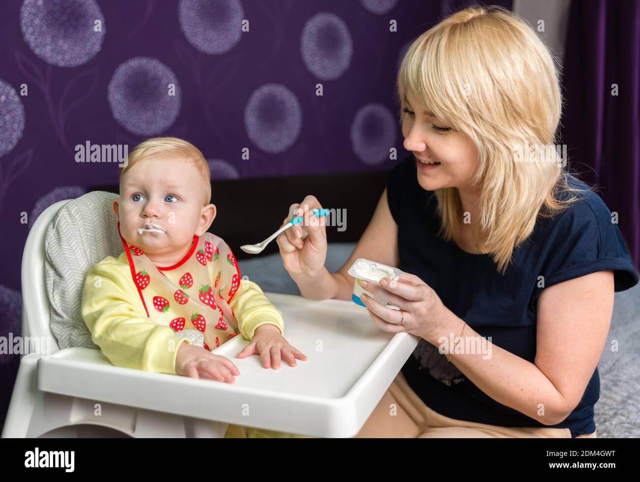 Maman A La Maison Pour Nourrir Le Bebe Yaourt L Enfant S Est Retourne Mon Visage Est Sale Photo Stock Alamy