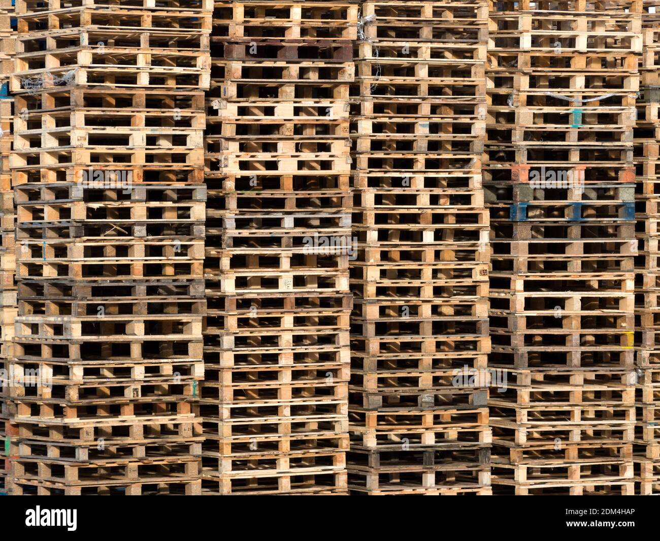 TEXTURE D'ARRIÈRE-PLAN - pile de palettes en bois à utiliser comme texture ou fond Banque D'Images