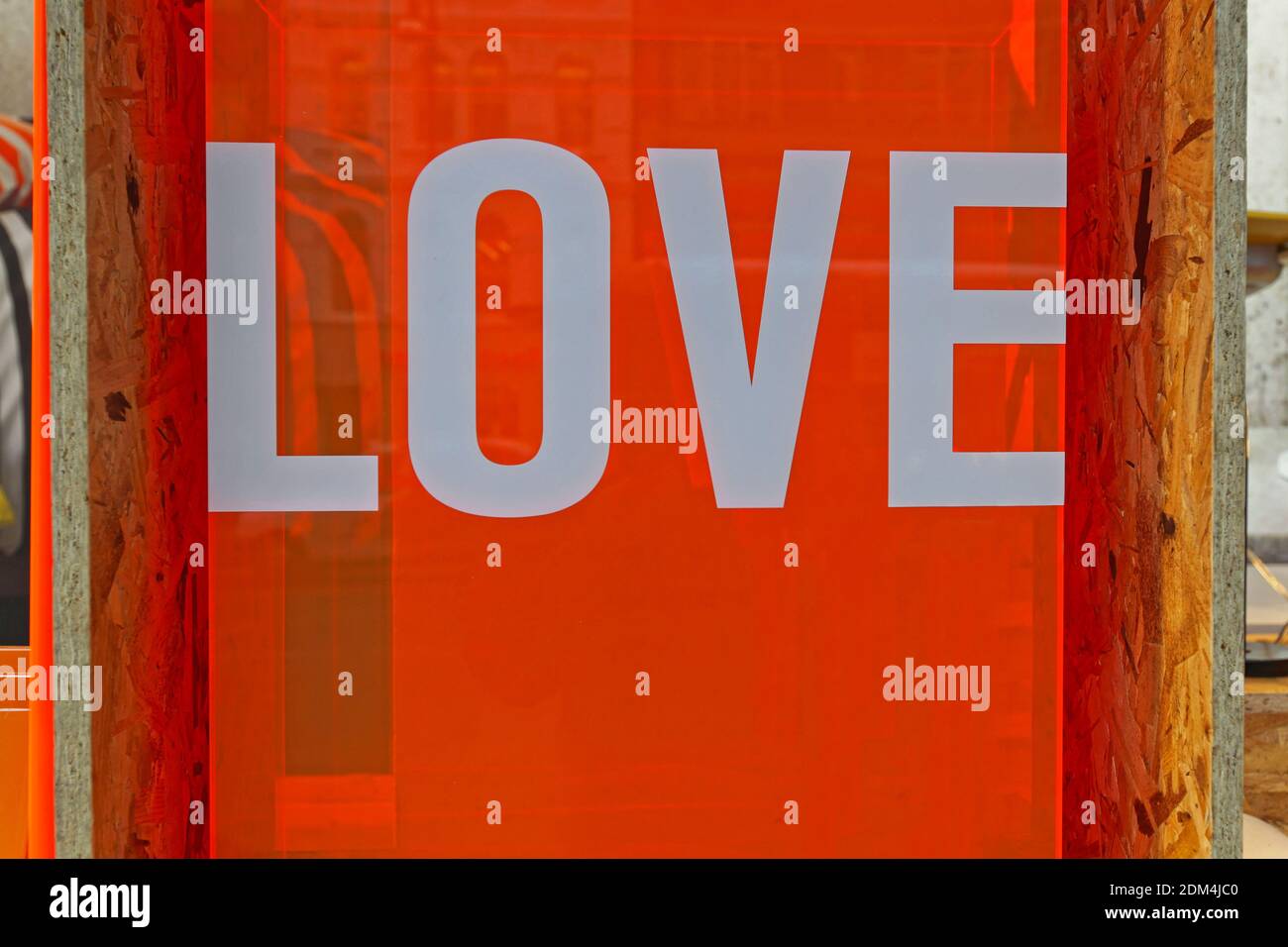 Big Love Letters au plastique orange fluorescent Banque D'Images