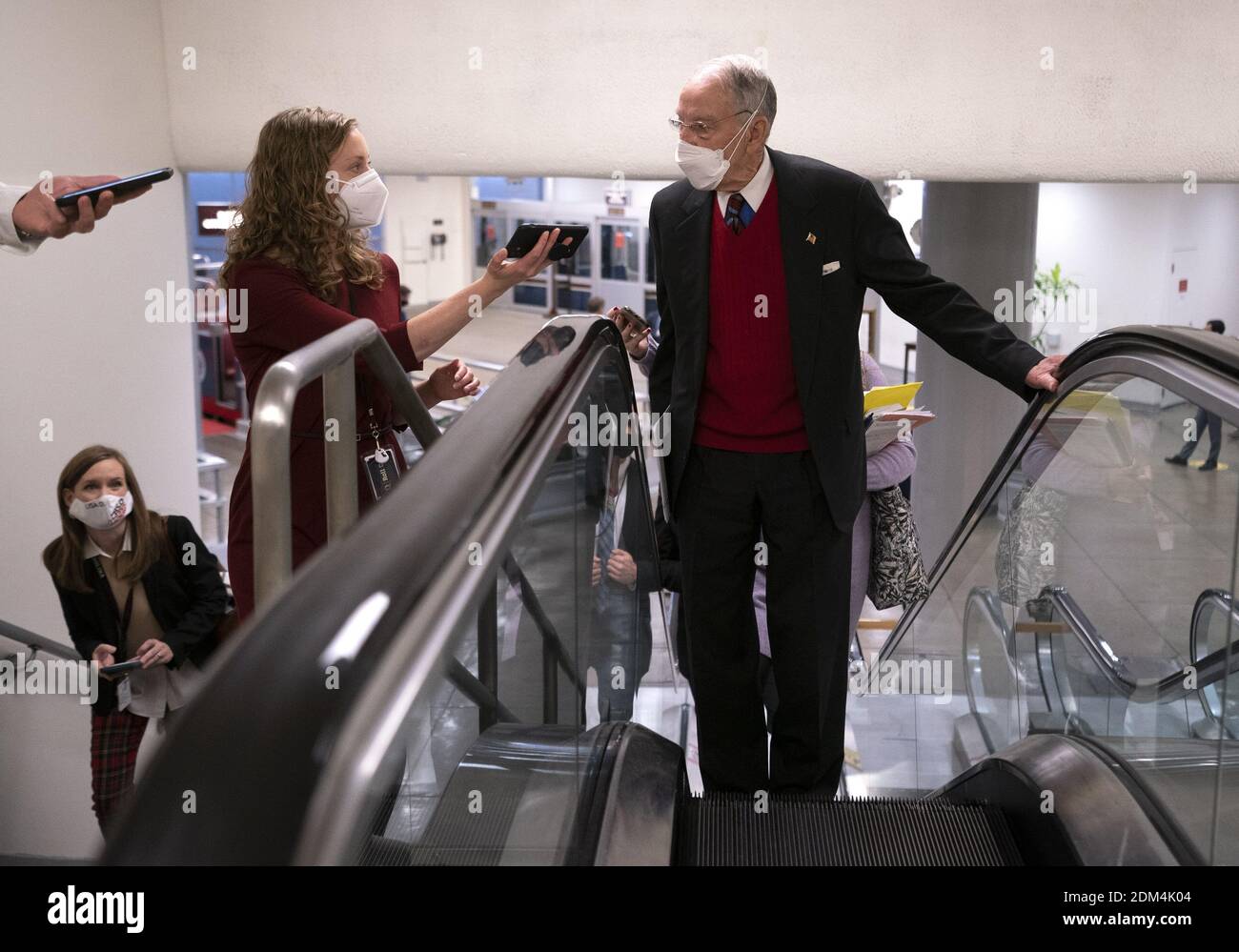 Washington, États-Unis. 16 décembre 2020. Le sénateur Charles Grassley, R-IA, s'entretient avec les journalistes alors qu'il se rend aux chambres du Sénat au Capitole des États-Unis, alors que les négociations se poursuivent sur un projet de loi sur les mesures de secours en cas de pandémie de la COVID-19, à Washington, DC, le mercredi 16 décembre 2020. Photo de Kevin Dietsch/UPI crédit: UPI/Alay Live News Banque D'Images
