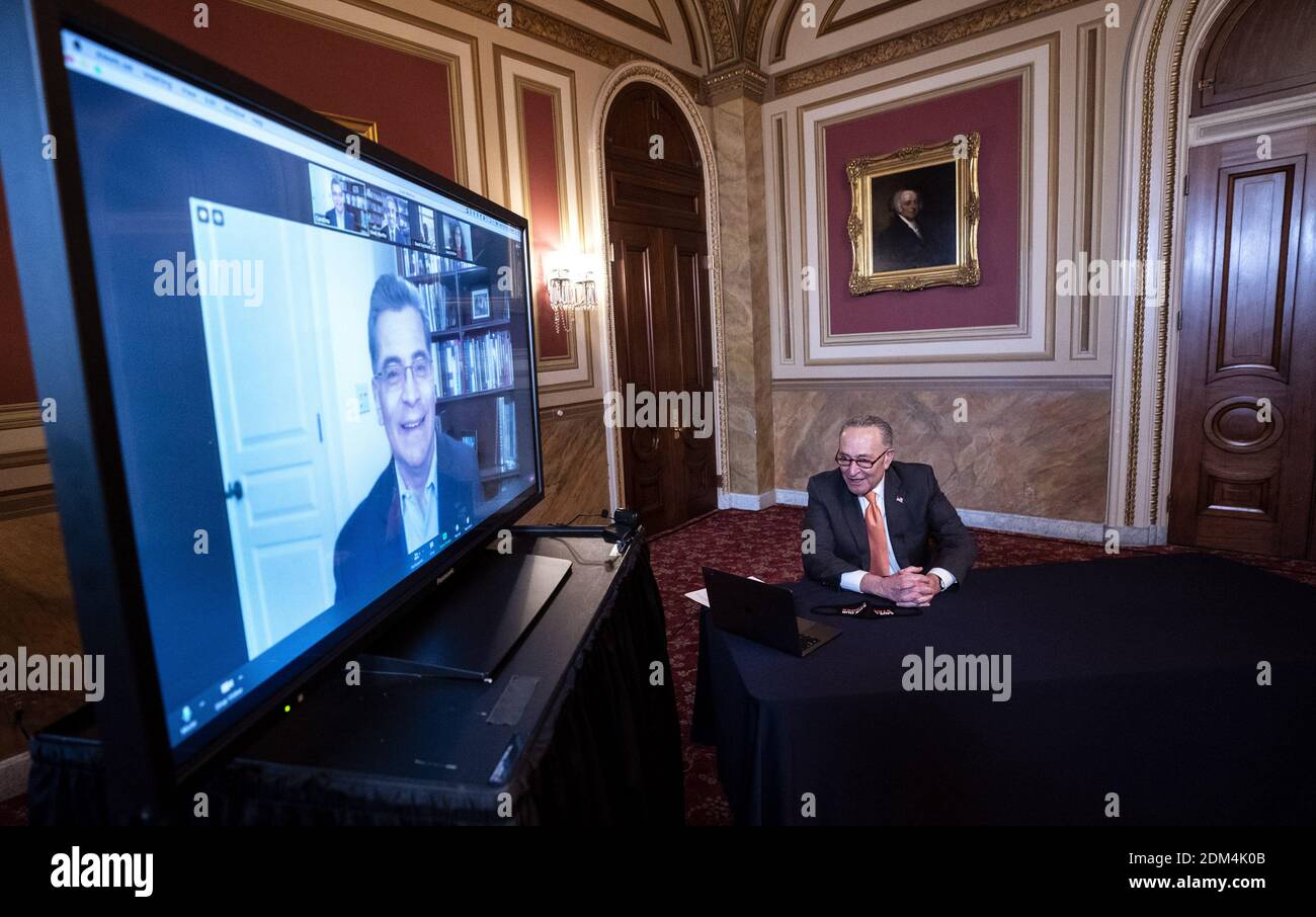 Washington, États-Unis. 16 décembre 2020. Le chef de la minorité sénatoriale Charles Schumer, de New York, rencontre virtuellement Xavier Becerra, secrétaire désigné de la HHS, à Capitol Hill à Washington, DC, le 16 décembre 2020. Photo de Kevin Dietsch/UPI crédit: UPI/Alay Live News Banque D'Images
