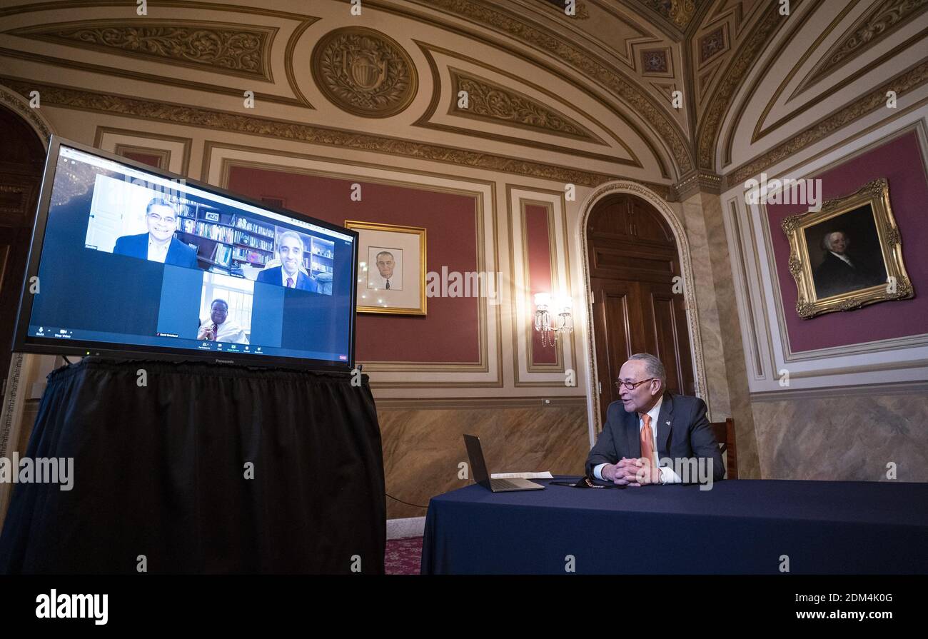 Washington, États-Unis. 16 décembre 2020. Le chef de la minorité sénatoriale Charles Schumer, de New York, rencontre virtuellement Xavier Becerra, secrétaire désigné du HHS, et le Dr Vivek Murthy, chirurgien général-détingate des États-Unis, sur Capitol Hill à Washington, DC, le 16 décembre 2020. Photo de Kevin Dietsch/UPI crédit: UPI/Alay Live News Banque D'Images