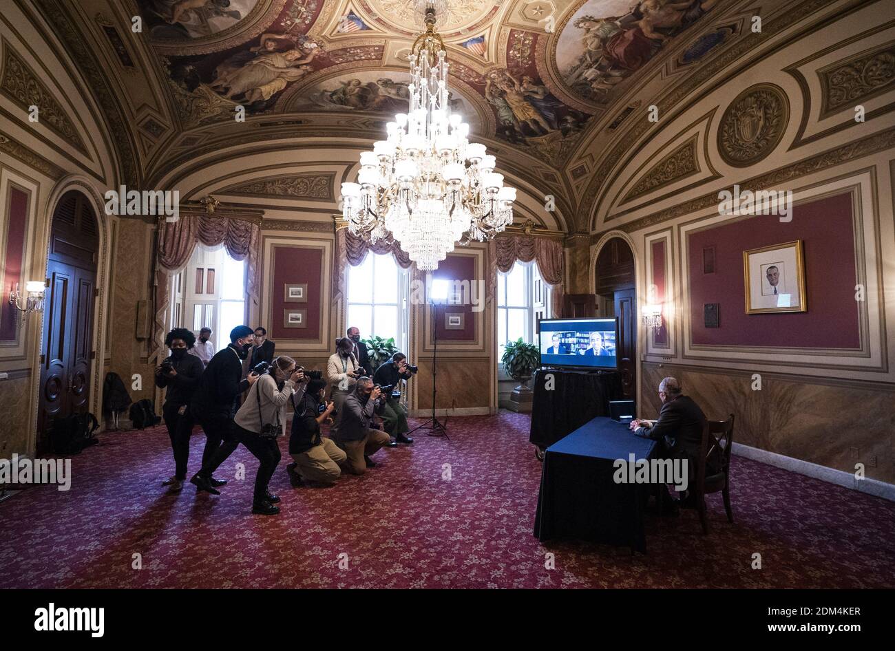Washington, États-Unis. 16 décembre 2020. Le chef de la minorité sénatoriale Charles Schumer, de New York, rencontre virtuellement Xavier Becerra, secrétaire désigné du HHS, et le Dr Vivek Murthy, chirurgien général-détingate des États-Unis, sur Capitol Hill à Washington, DC, le 16 décembre 2020. Photo de Kevin Dietsch/UPI crédit: UPI/Alay Live News Banque D'Images