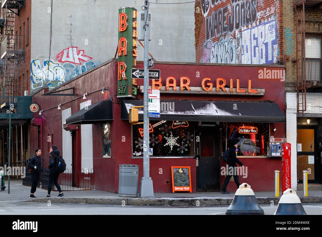 Parkside Lounge, 317 E Houston St, New York, NY. Façade extérieure d'un bar et d'un salon de musique dans le quartier Lower East Side de Manhattan. Banque D'Images