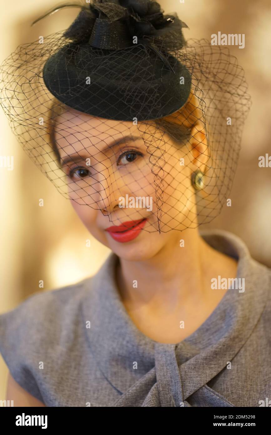 Portrait d'une femme portant un chapeau voilé Photo Stock - Alamy