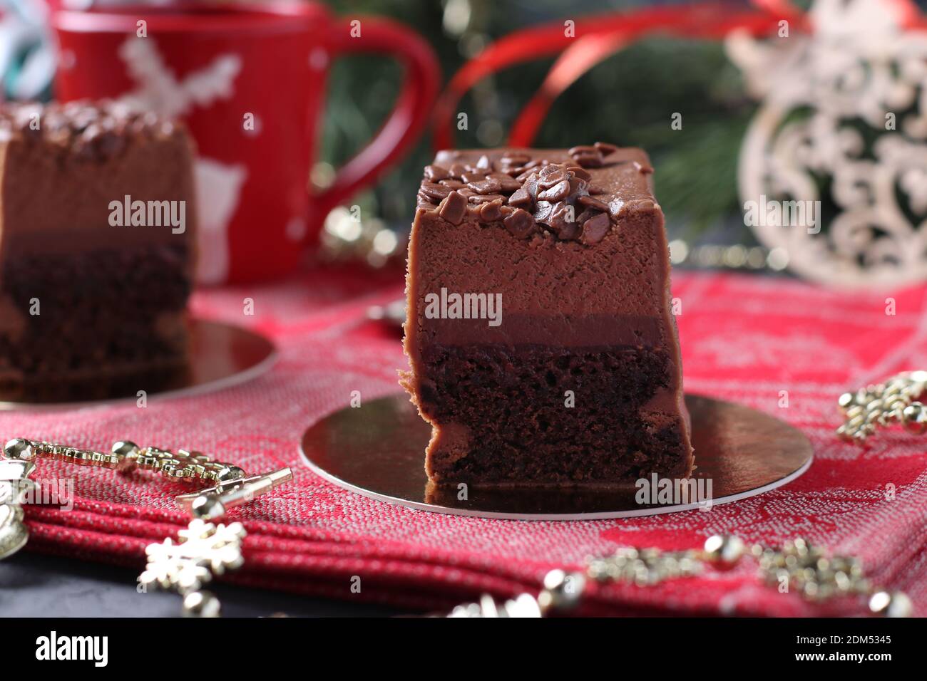 Brownie au chocolat avec confit à la framboise et mousse au café recouvert de glaçage au chocolat gastronomique sur fond de nouvel an. Gros plan. Banque D'Images