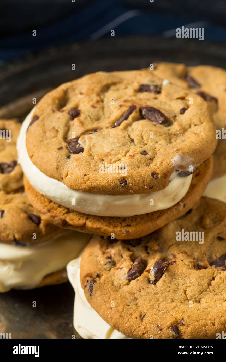 Sandwichs maison à la crème glacée avec biscuits aux pépites de chocolat Banque D'Images