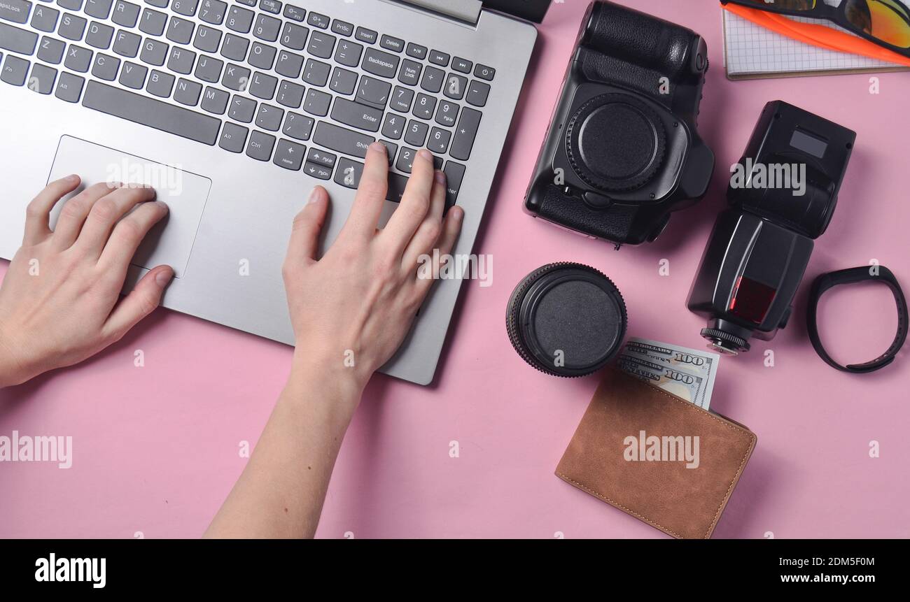 Le travail du photographe, retouche photo. Équipement photographique, mains  de femmes dactylographiant sur clavier d'ordinateur portable sur fond rose  pastel, vue de dessus, co Photo Stock - Alamy