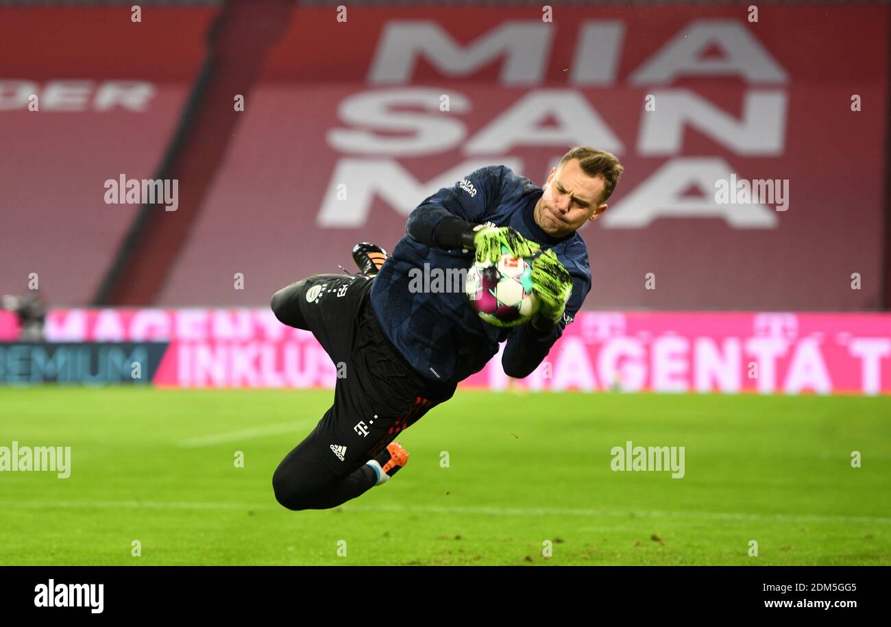 Ville de Munich, Allemagne. 16 décembre 2020. Firo: 16.12.2020, football, 1er Bundesliga, saison 2020/2021, FC Bayern Munich Muenchen - VfL Wolfsburg Manuel Neuer FC Bayern Munich Warming up Credit: Martin Hangen/Pool/via firo Sportphoto pas de transfert aux utilisateurs secondaires dans les 48 heures! • la réglementation DFL interdit toute utilisation de photographies comme séquences d'images et/ou quasi-vidéo • usage éditorial SEULEMENT | usage dans le monde entier/dpa/Alamy Live News Banque D'Images