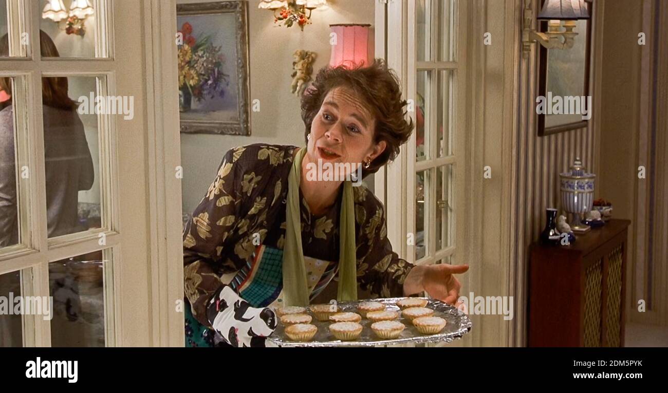 ROYAUME-UNI. Celia Imrie dans une scène de ©Miramax film: Bridget Jones's Diary (2001). Plot: Bridget Jones est déterminée à s'améliorer tandis qu'elle cherche l'amour dans une année au cours de laquelle elle tient un journal personnel. REF: LMK110-J6973-131120 fourni par LMKMEDIA. Éditorial uniquement. Landmark Media n'est pas le propriétaire des droits d'auteur de ces images de films ou de télévision, mais fournit un service uniquement pour les médias reconnus. pictures@lmkmedia.com Banque D'Images