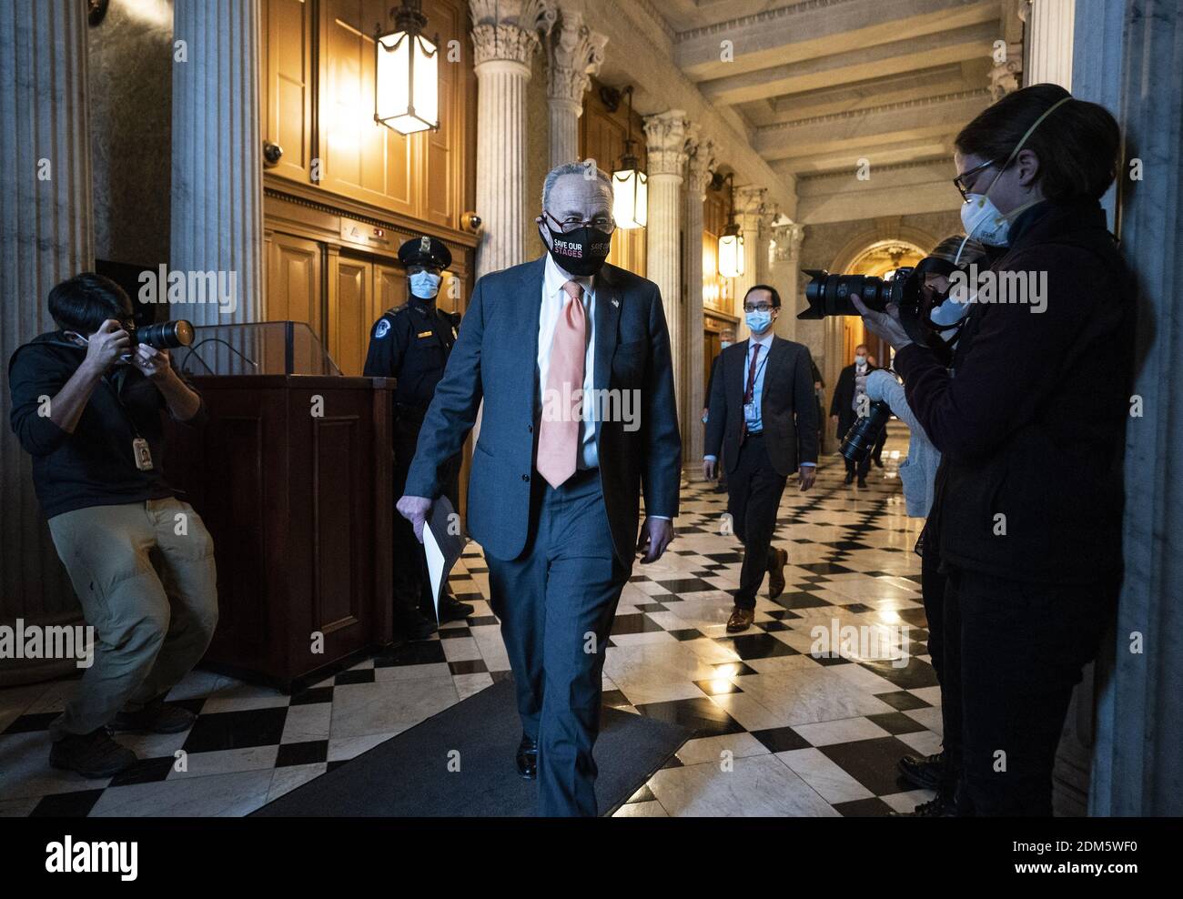 Washington, États-Unis. 16 décembre 2020. Le chef de la minorité sénatoriale Charles Schumer, de New York, se rend à une réunion virtuelle avec le secrétaire désigné du HHS Xavier Becerra et le chirurgien général desingate des États-Unis, le Dr Vivek Murthy, à Capitol Hill, à Washington, DC, le 16 décembre 2020. Photo de Kevin Dietsch/UPI crédit: UPI/Alay Live News Banque D'Images