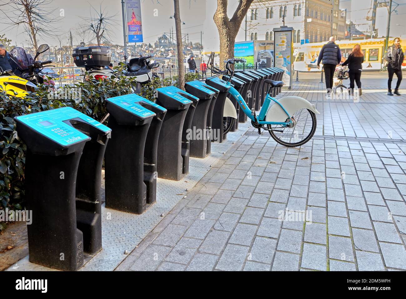 Istanbul, Turquie - 13 février 2020: Docks pour le système de partage de vélos est un porte-vélos spécial qui verrouille le vélo, et ne le libère que par ordinateur co Banque D'Images