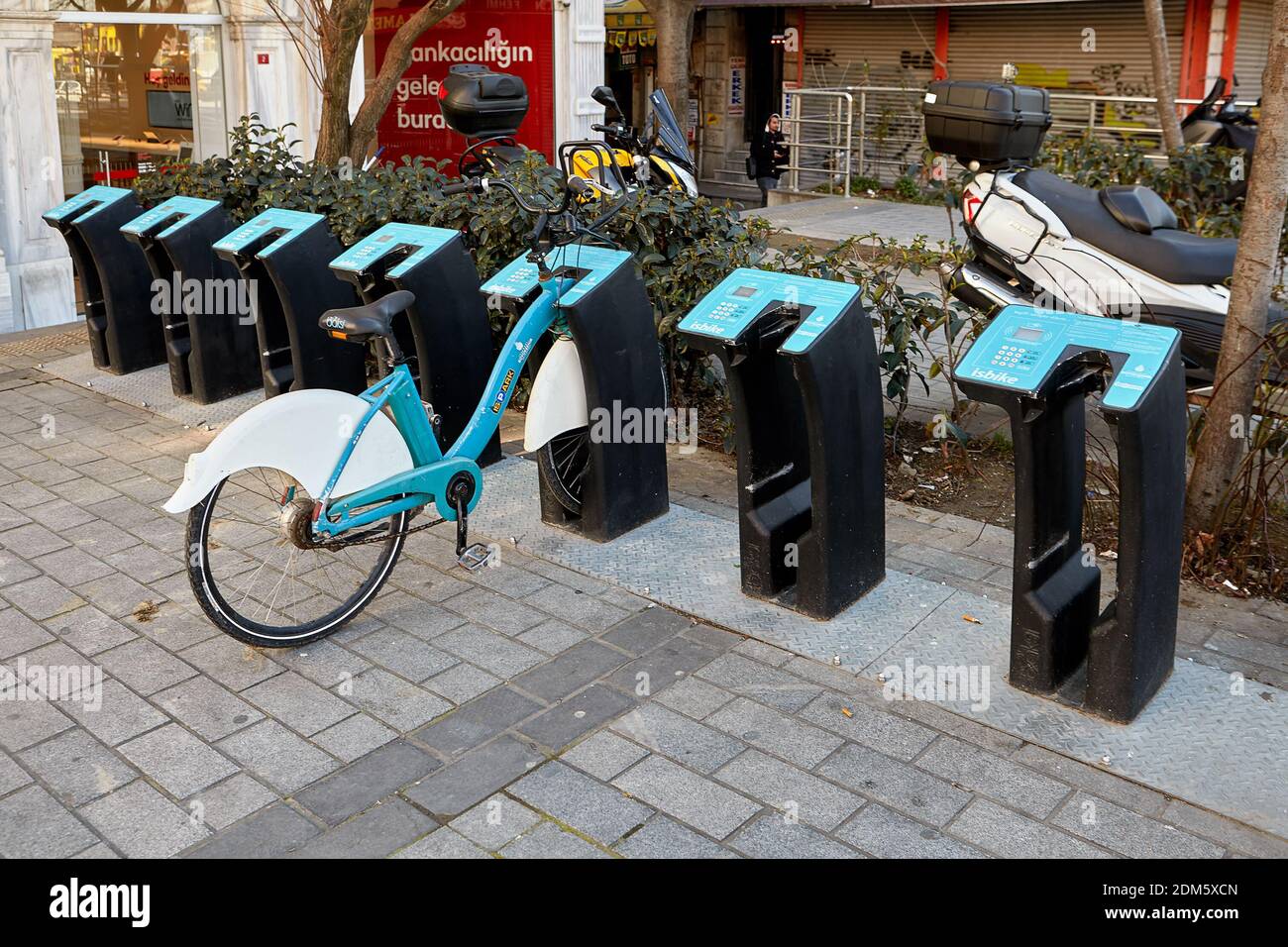 Istanbul, Turquie - 13 février 2020: Station ISBIKE pour louer un vélo, quais de Smart Bike Sharing System. Banque D'Images