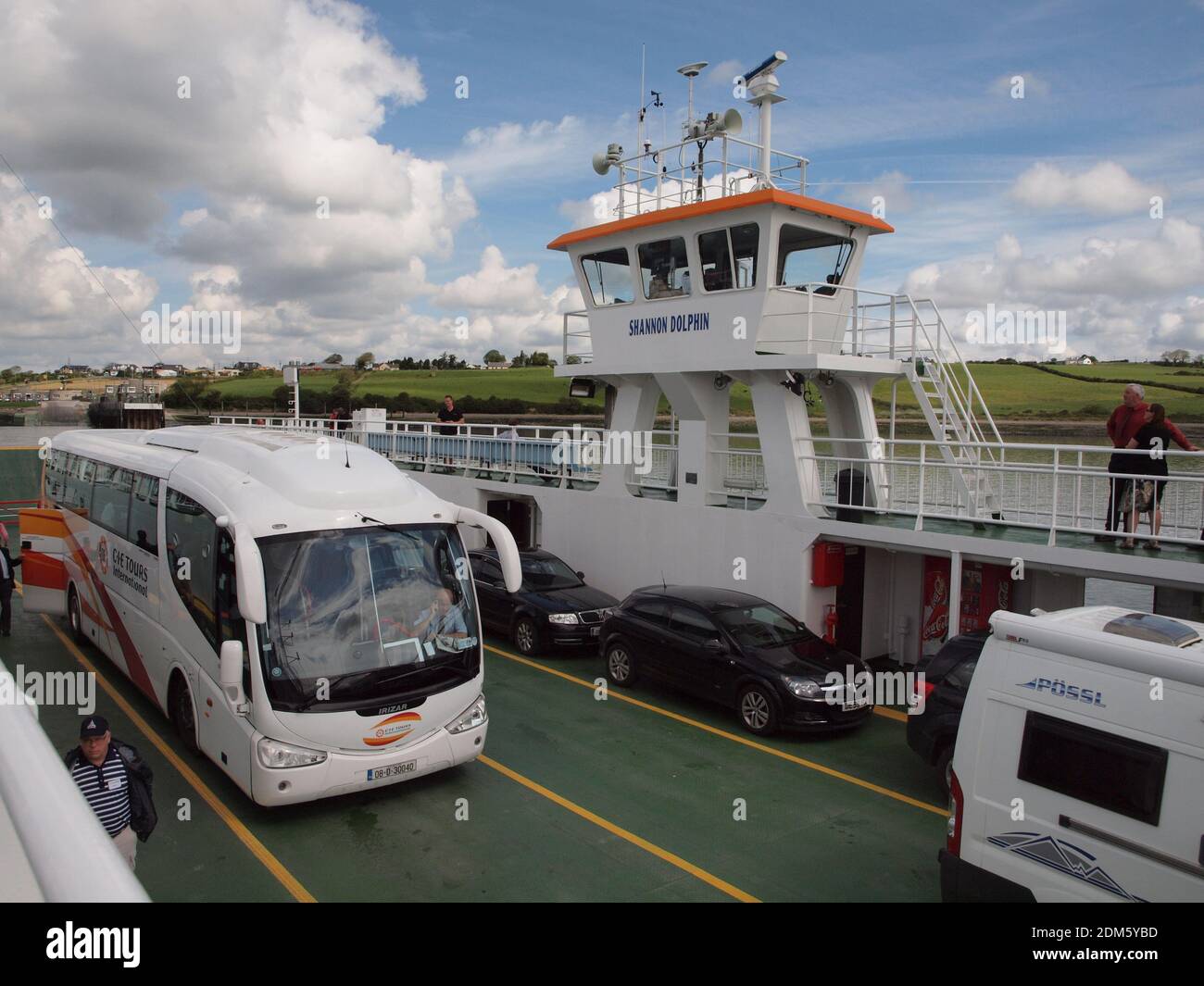 Shannon Dolphin ferry traversant l'estuaire de Shannon en Irlande avec un compliment de véhicules comprenant des bus, des voitures et des campeurs. Banque D'Images