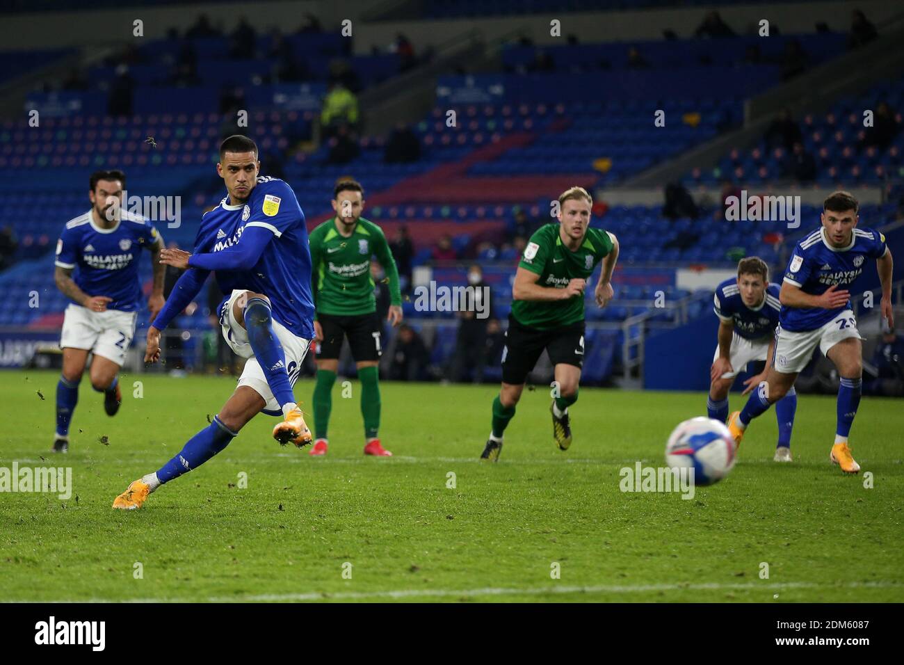 Robert Glatzel de Cardiff ville prend une pénalité mais manque comme il est sauvé par Neil Etheridge, le gardien de but de la ville de Birmingham . EFL Skybet Championship Match, Cardiff City et Birmingham City au Cardiff City Stadium de Cardiff, pays de Galles, le mercredi 16 décembre 2020. Cette image ne peut être utilisée qu'à des fins éditoriales. Utilisation éditoriale uniquement, licence requise pour une utilisation commerciale. Aucune utilisation dans les Paris, les jeux ou les publications d'un seul club/ligue/joueur. photo par Andrew Orchard/Andrew Orchard sports photographie/Alamy Live news Banque D'Images