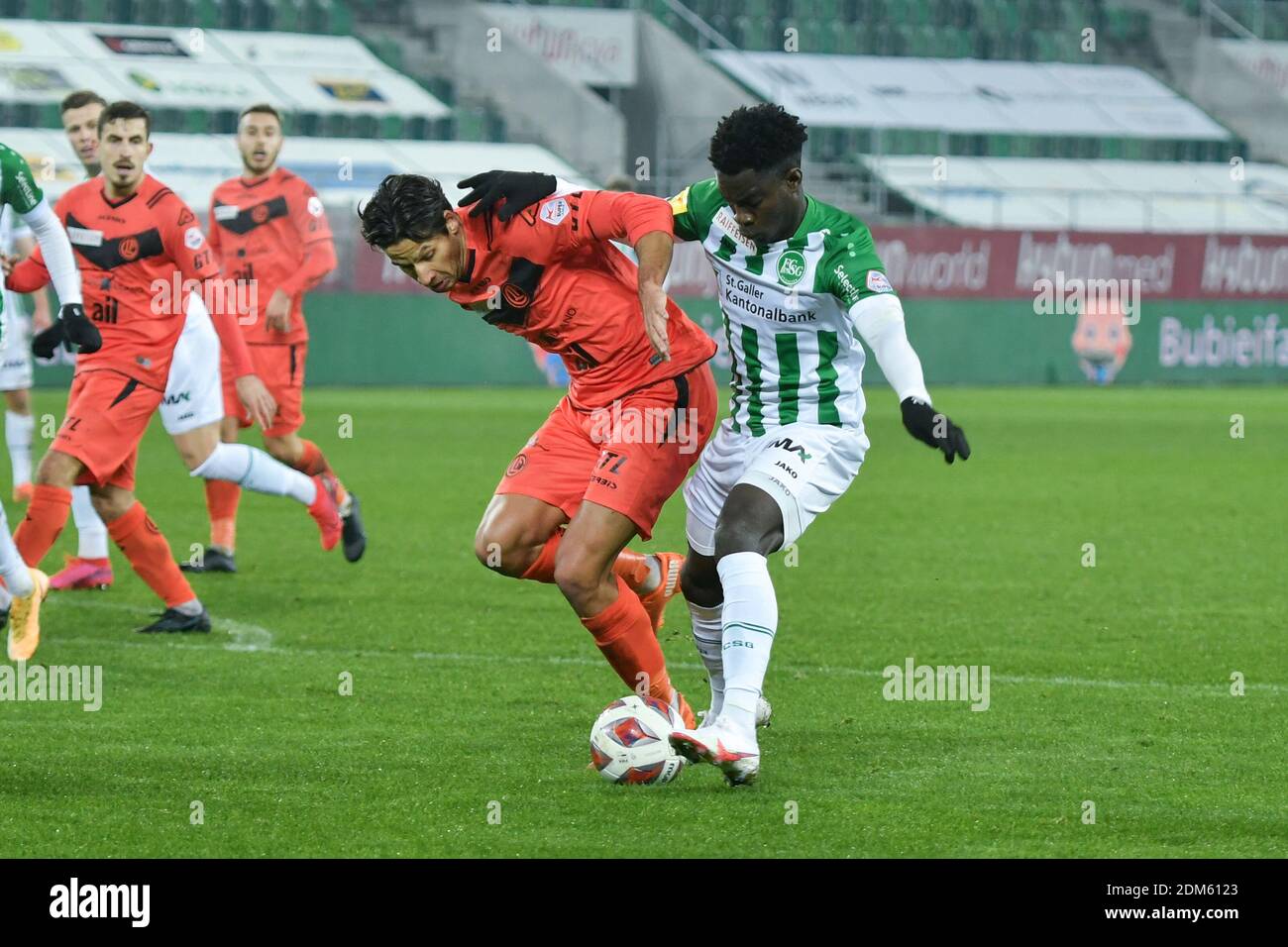 16.12.2020, Saint-Gall, Kybunpark, Soccer Super League: FC St.Gall 1879 - FC Lugano, # 4 Akos Kecskes (Lugano) contre # 20 Elie Youan (St. Gallen) Credit: SPP Sport Press photo. /Alamy Live News Banque D'Images