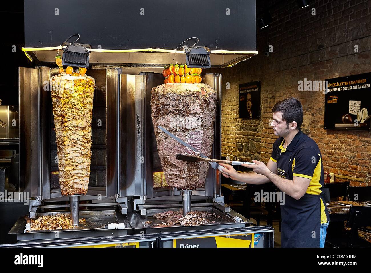 Istanbul, Turquie - 14 février 2020: Le vendeur de kebabs de doner le plat  contenant de la viande cuite sur une broche verticale Photo Stock - Alamy