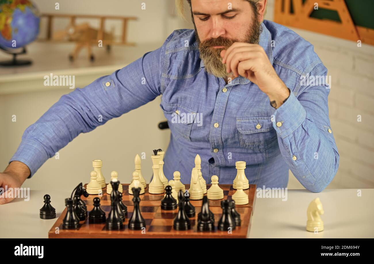 Un mauvais déplacement annule les bons. Leçon d'échecs. Concept de stratégie. Jouer aux échecs. Passe-temps intellectuel. Figures sur un échiquier en bois. Réfléchir à l'étape suivante. Logiques de développement. Apprendre jouer échecs. Banque D'Images