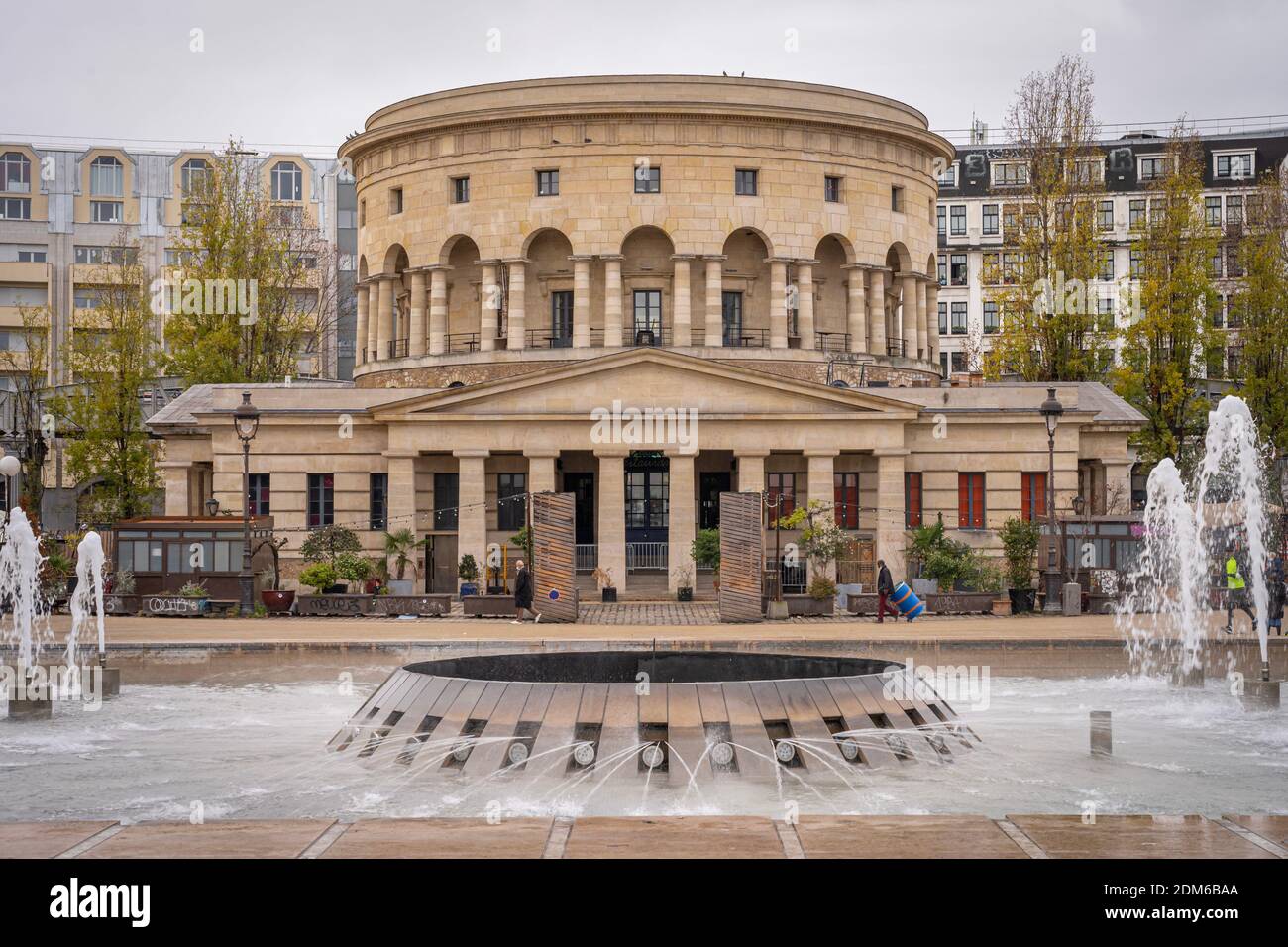 Paris, France - 12 12 2020 : vue sur le bassin de la villette et la rotonde de Ledoux au coucher du soleil Banque D'Images
