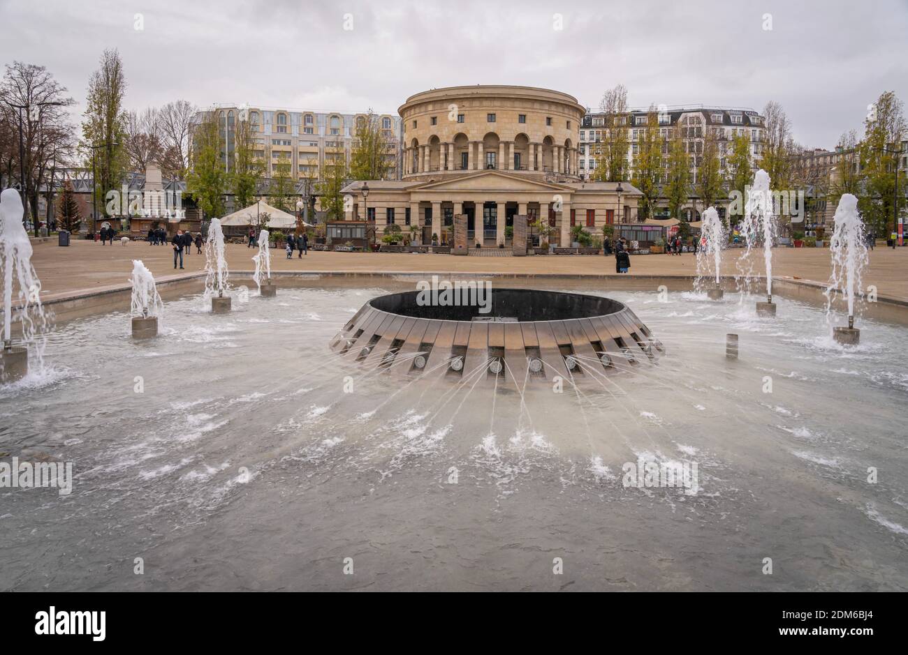 Paris, France - 12 12 2020 : vue sur le bassin de la villette et la rotonde de Ledoux au coucher du soleil Banque D'Images