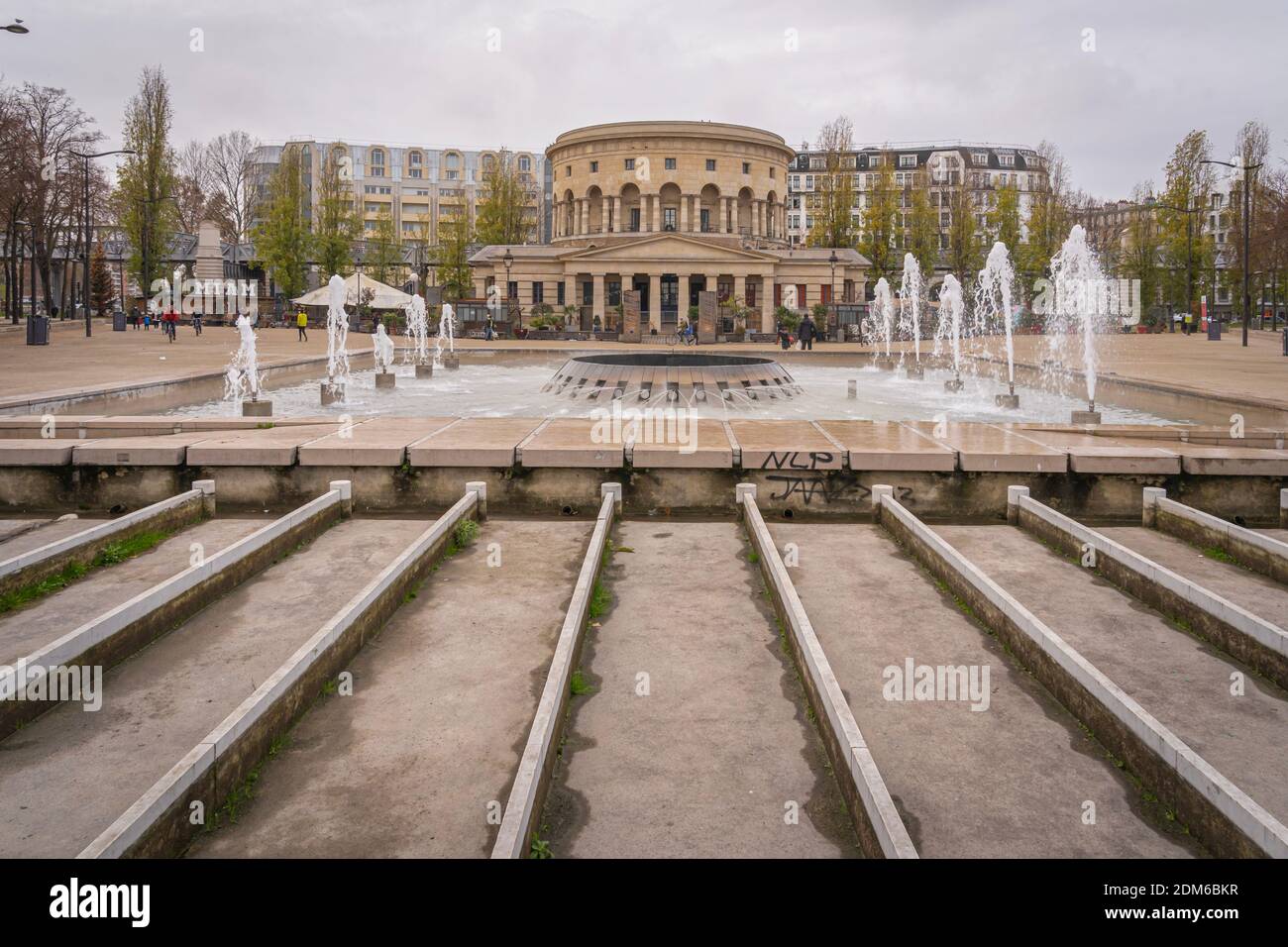 Paris, France - 12 12 2020 : vue sur le bassin de la villette et la rotonde de Ledoux au coucher du soleil Banque D'Images