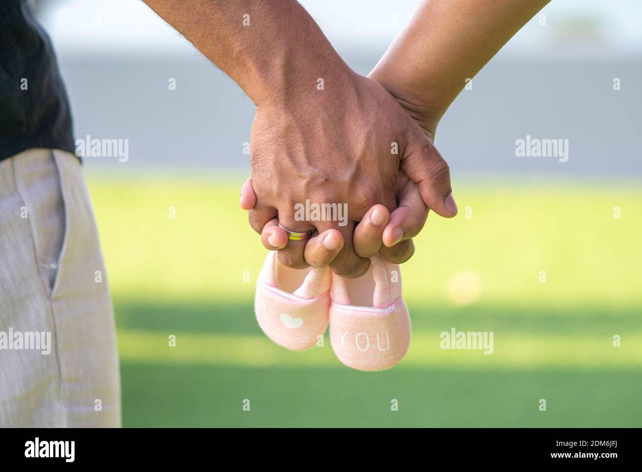 Les Mains Coupees De Couple Avec Chaussons Pour Bebe Dans La Region De Park Photo Stock Alamy