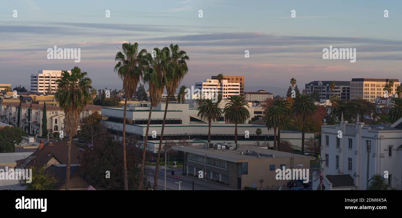 Vue panoramique, vers l'est, de Pasadena dans le comté de Los Angeles. Banque D'Images