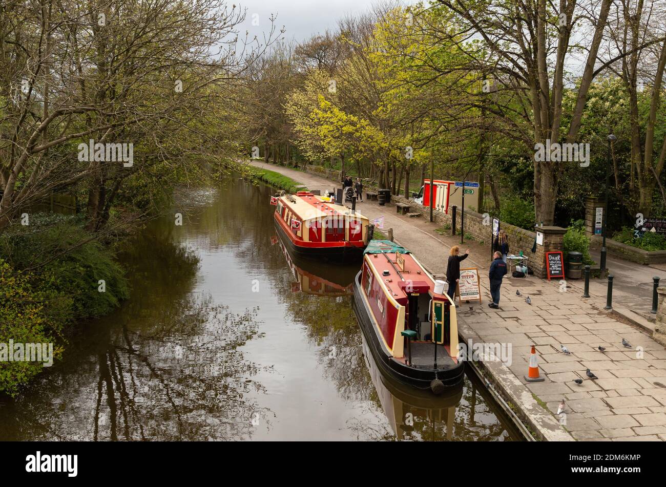 Des barges amarrées sur le canal de Leeds Liverpool à Saltaire, dans le Yorkshire, en Angleterre. Banque D'Images