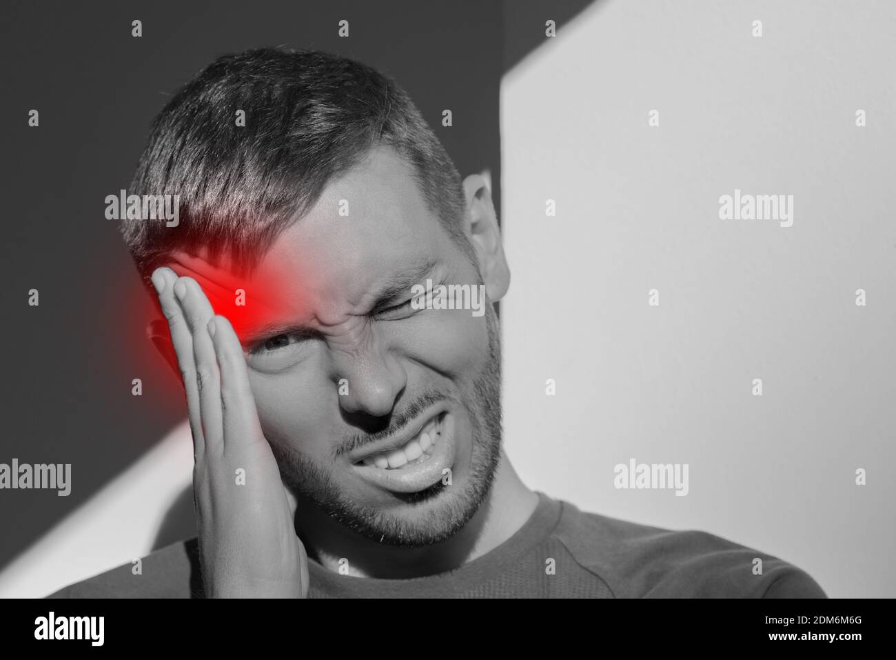 Jeune homme touchant le temple et ayant de forts maux de tête de tension. Maux de tête de groupe Banque D'Images