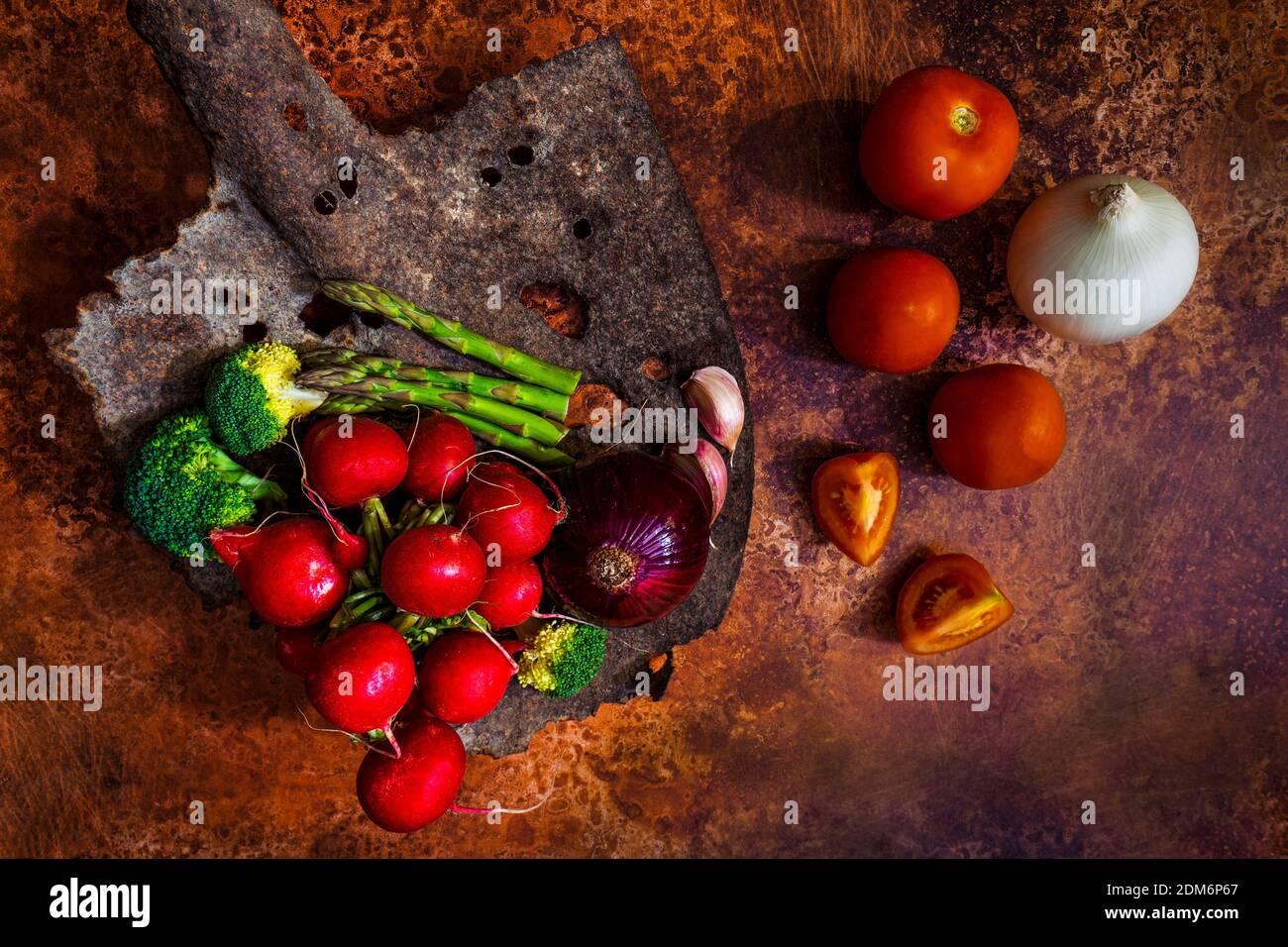 Légumes biologiques et locaux fraîchement cueillis du jardin sur l'ancienne pelle rouillée. Broccoli, asperges, radis, oignons, tomates rouges et ail Banque D'Images