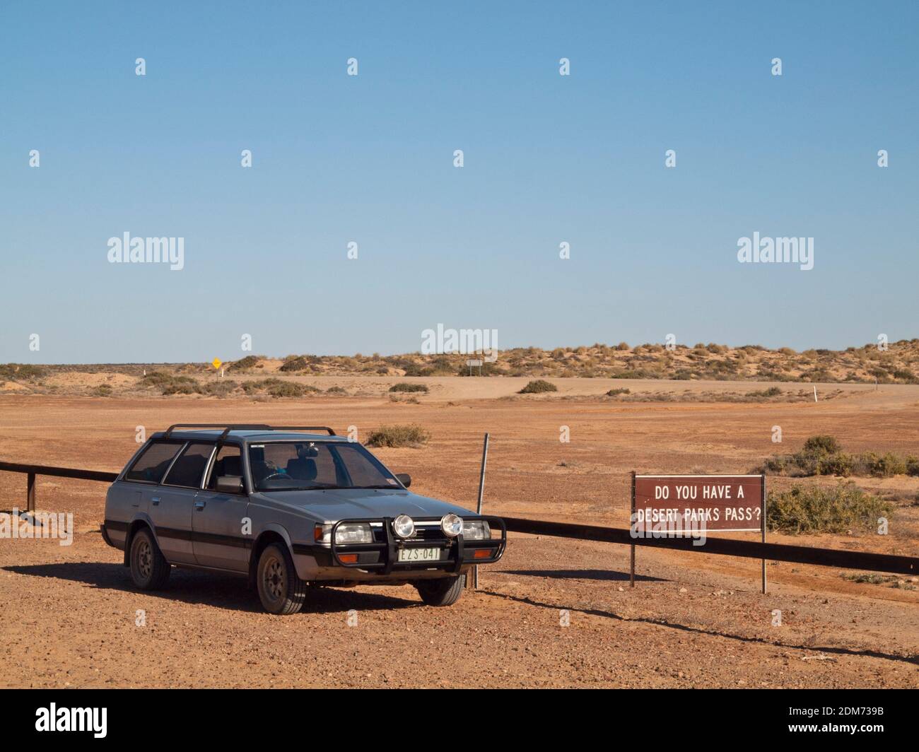 Rappel : achetez un laissez-passer pour les parcs nationaux sur la piste d'Oodnadatta, lac Eyre Sud, Australie méridionale. Banque D'Images