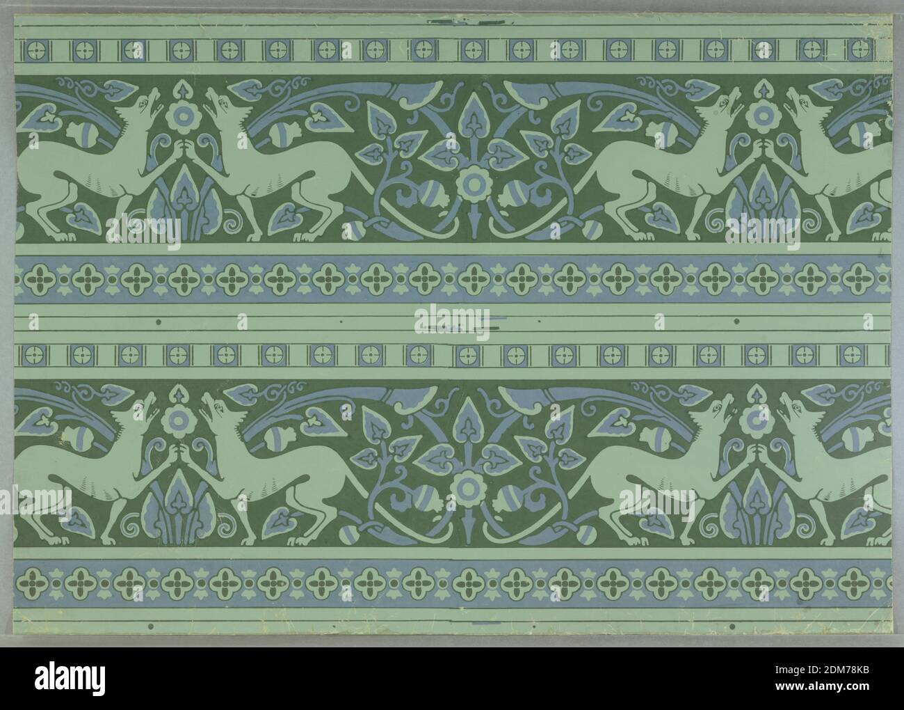 Frieze, William Burges, 1827 – 1881, James Shoolbred & Co., papier imprimé en bloc, dans chaque groupe, affrontent des chiens avec un cadre de rouleaux foliaires conventionnels, de caractère médiéval ; au-dessus et en dessous, de simples bandes d'ornement géométrique. Le dessin se répète sur un centre de 53.1 cm dans le sens du tirage. Imprimé en bleu et vert sur sol vert. Deux bandes de même design, l'une au-dessus de l'autre, destinées à être coupées et accrochées séparément., Angleterre, ca. 1875, Wallcoverings, Frieze Banque D'Images