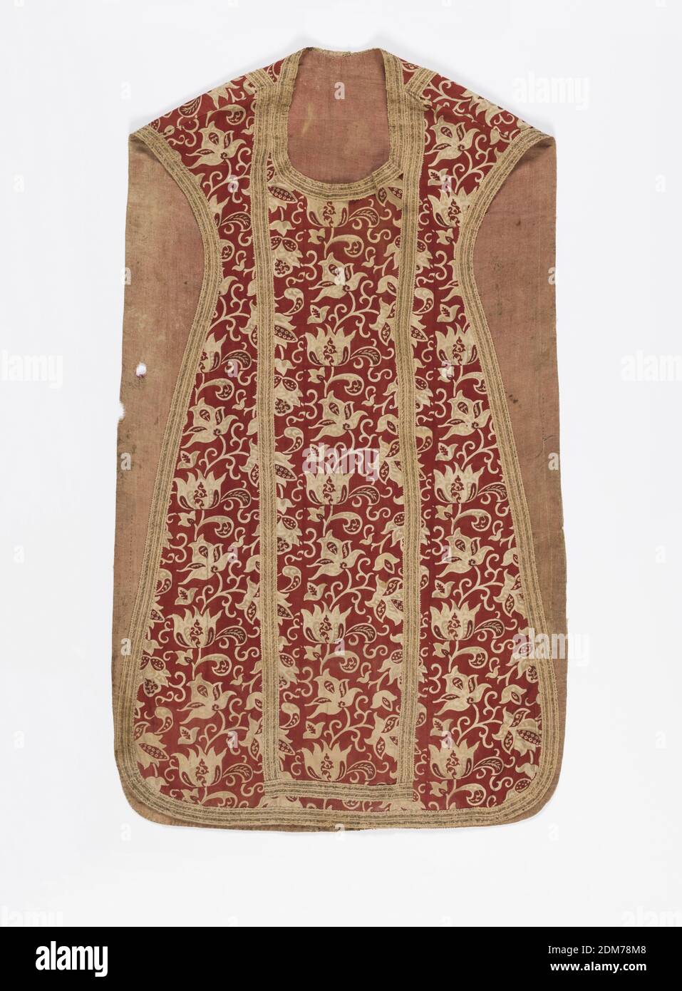 Chasuble, Moyen: Coton technique: Bloc de résistance imprimé, chasuble imprimé dans une couleur rouge brique terne montrant un dessin de vigne et de fleur. Les fleurs ressemblant à des tulipes sont de taille naturelle et présentent une décoration intérieure vert et rouge foncé délavée avec une tresse de couleur naturelle d'un pouce de large et un tissu doré plat. Tapissé de linge verni de couleur rose. Espagne, fin du XVIIe ou début du XVIIIe siècle, tissus imprimés, teints et peints, à mâcher Banque D'Images