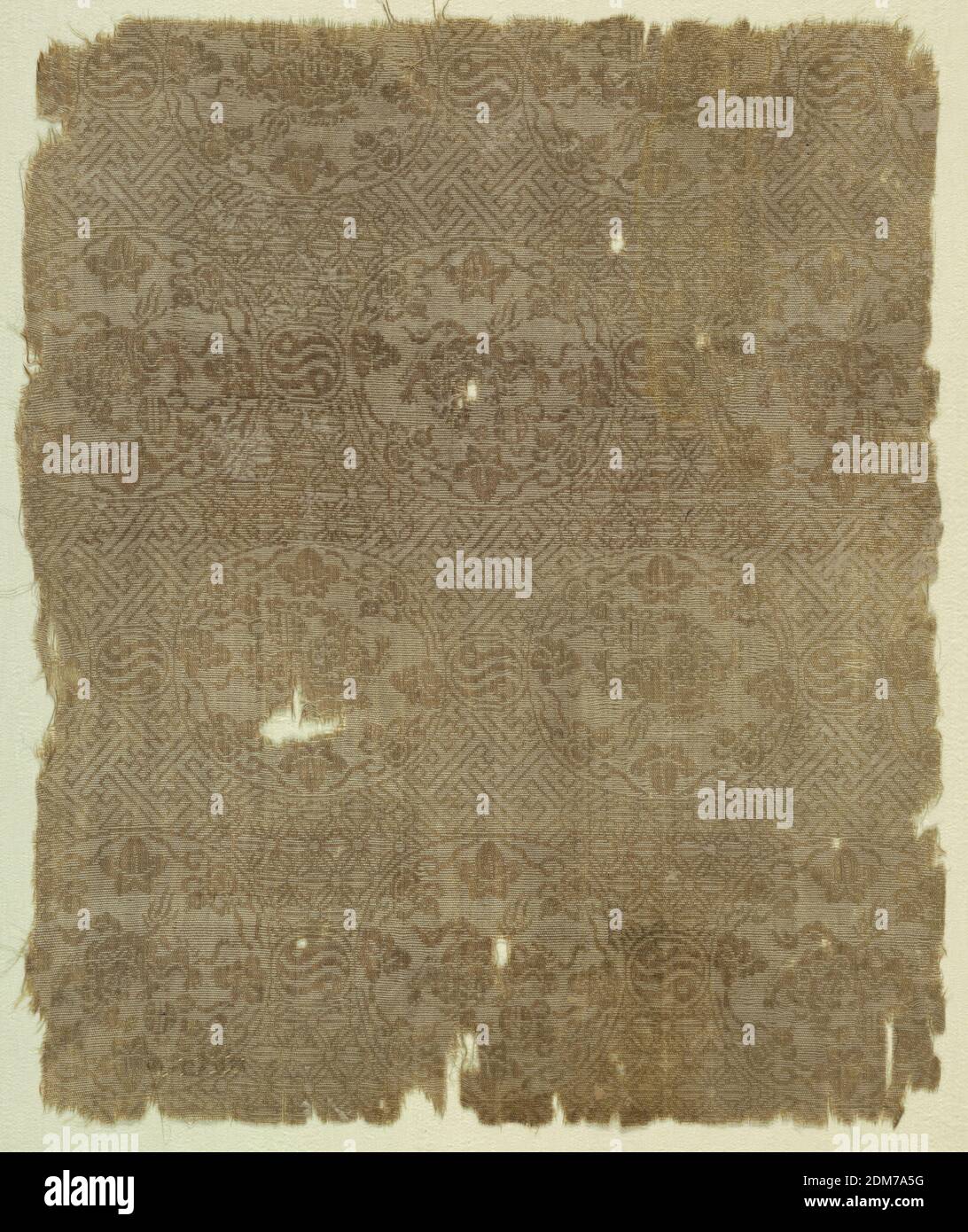 Textile, Moyen: Soie technique: Double tissu, grand médaillon circulaire enfermant un lion jouant avec une balle liée horizontalement par de petits médaillons enfermant des symboles yin et yang; sur terrain de fines motifs sur toute la surface — le fret entrecroisé, et de petits hexagones tangents encadrant des rosettes., Chine, 18e–19e siècle, textiles tissés, textile Banque D'Images