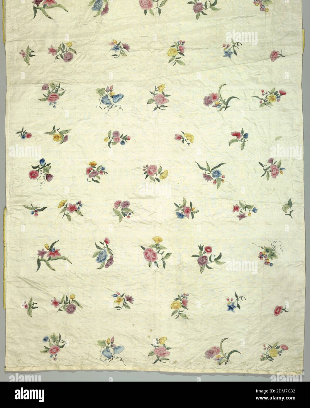 Panneaux de robe, Moyen: Soie technique: Peint sur le contour imprimé sur le tissage Uni, les panneaux faisaient autrefois partie d'une robe du XVIIIe siècle. « a » venait de l'avant de la robe, « B » venait de l'arrière. Le bas incurvé du « a » permet d'ouvrir la robe. La conception est de branches isolées de fleurs et de baies., Chine, milieu du XVIIIe siècle, tissus imprimés, teints et peints, panneaux d'habillage Banque D'Images