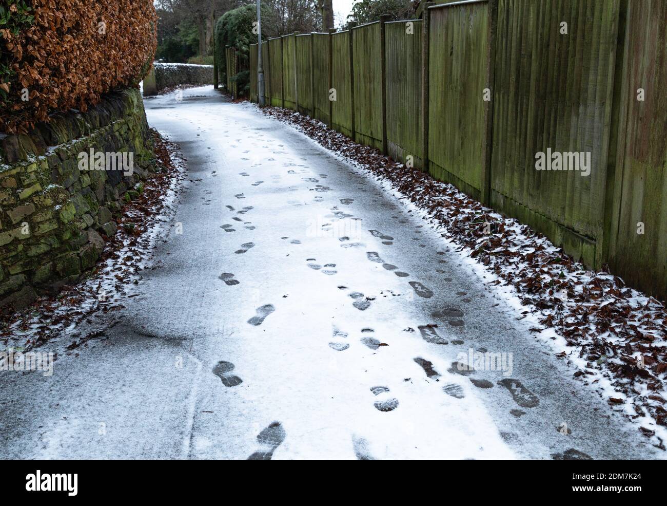 Empreintes de pas dans la neige sur un sentier du Yorkshire, en Angleterre. Banque D'Images