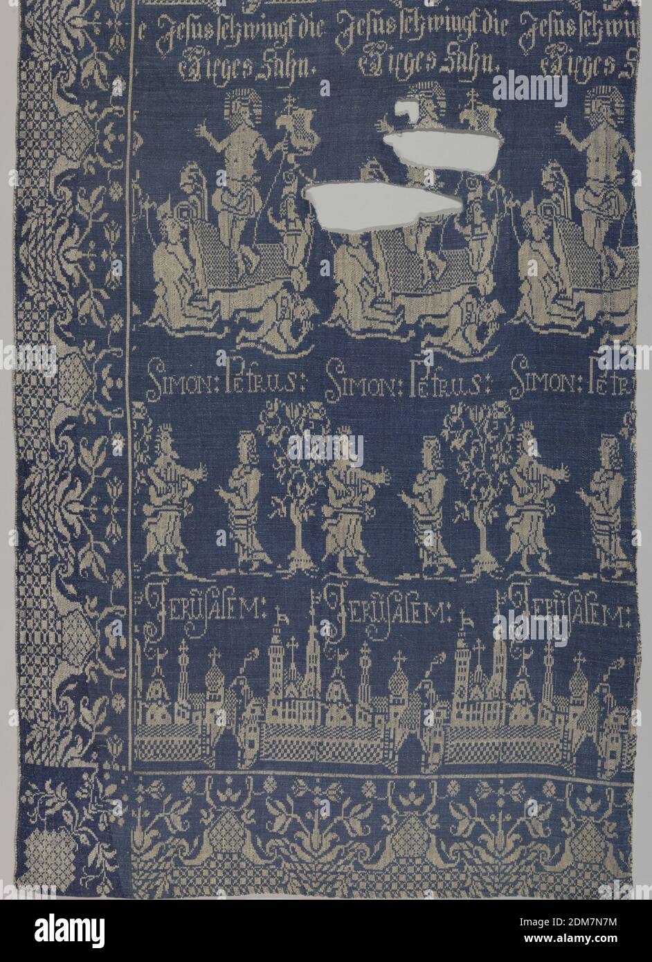 Fragment, Moyen: lin technique: Damask, Damas avec une bordure florale stylisée entourant trois lignes horizontales contenant des scènes bibliques. La rangée supérieure a trois répétitions de l'Ascension le long du texte, 'Jesus schwingt die Virges Sohn.' La rangée du milieu représente deux hommes flanquant un arbre avec le texte, 'Simon Petrus' écrit ci-dessus. Sur la rangée inférieure est une scène de ville avec le mot 'Jérusalem' écrit ci-dessus., Allemagne, 17ème siècle, textiles tissés, fragment Banque D'Images
