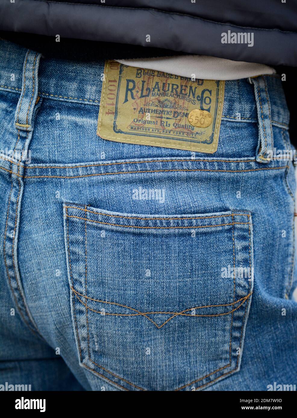 Une femme porte une paire de jeans en denim Ralph Lauren Blue Label à Santa  Fe, Nouveau-Mexique Photo Stock - Alamy