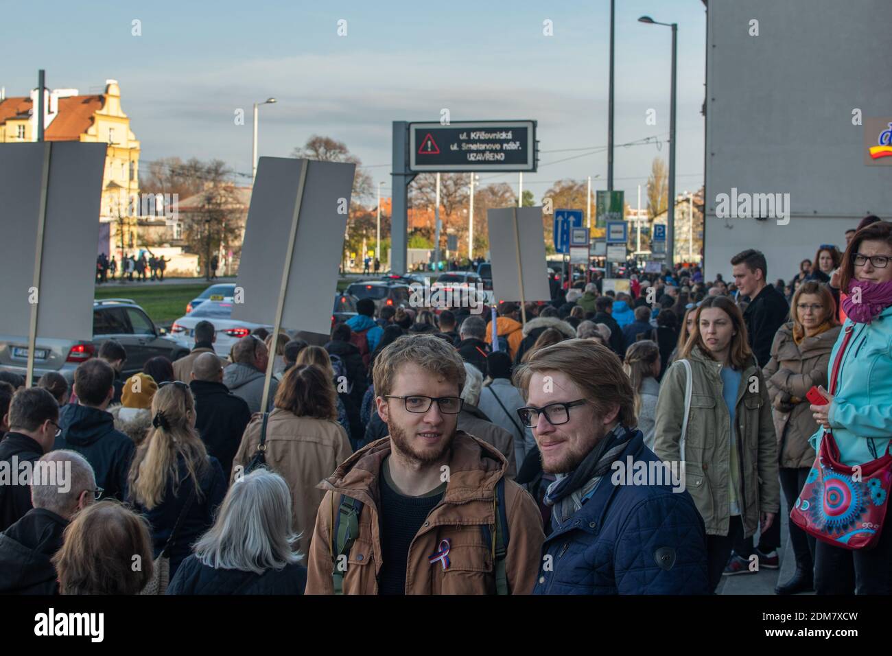 Prague, République tchèque 11-19-2020. La République tchèque a fêté ses 30 ans de révolution de velours, transition vers la démocratie et la libre économie. Les gens réclamaient Banque D'Images