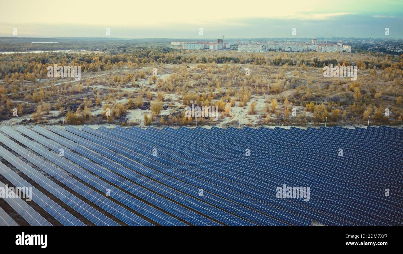 Panneaux solaires loin de la ville. Vue aérienne sur les panneaux solaires. CONCEPT DE VILLE ÉCOLOGIQUE Banque D'Images