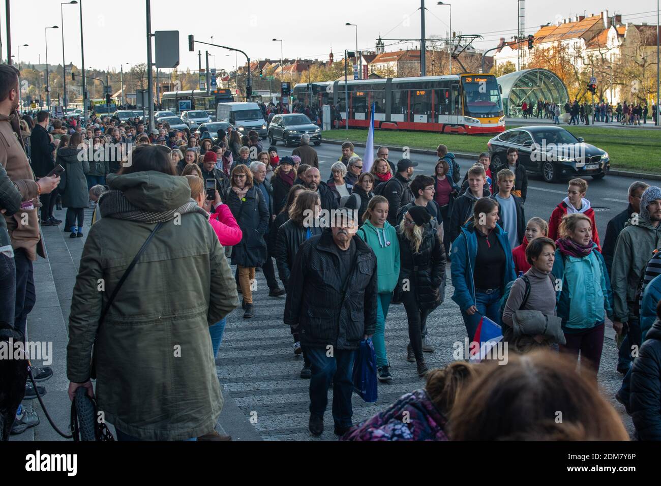 Prague, République tchèque 11-19-2020. La République tchèque a fêté ses 30 ans de révolution de velours, transition vers la démocratie et la libre économie. Les gens réclamaient Banque D'Images