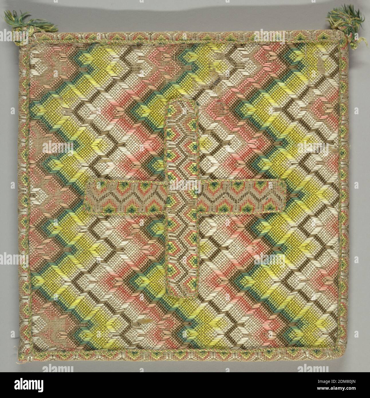 Burse, Moyen : laine, lin technique : broderie à points comptés (bargello), motif zigzag blanc, roses et verts, avec une croix d'un motif différent au milieu., Europe, 19e siècle, costume et accessoires, Burse Banque D'Images