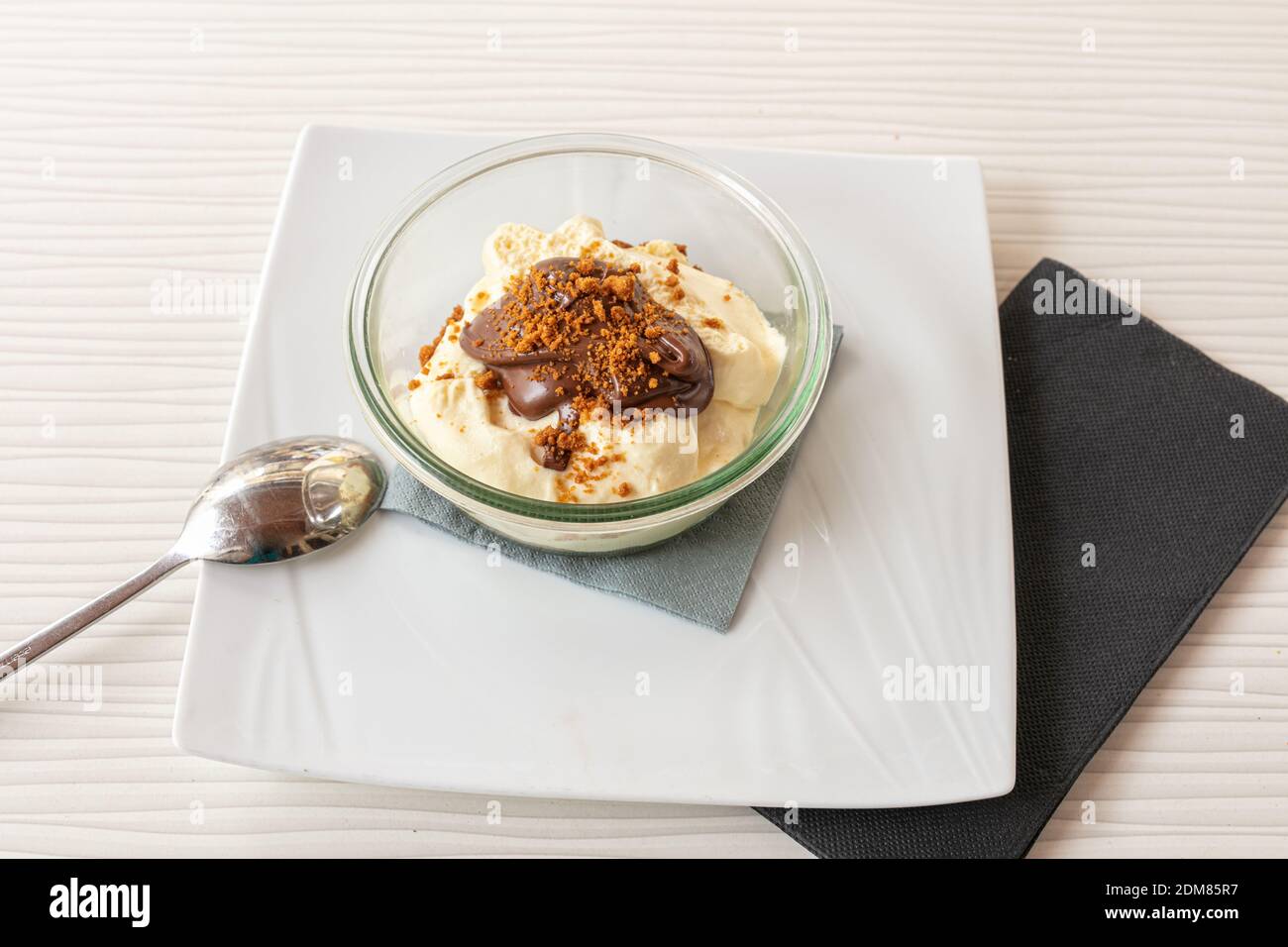 Dessert crème tiramisu servi sur une assiette Banque D'Images