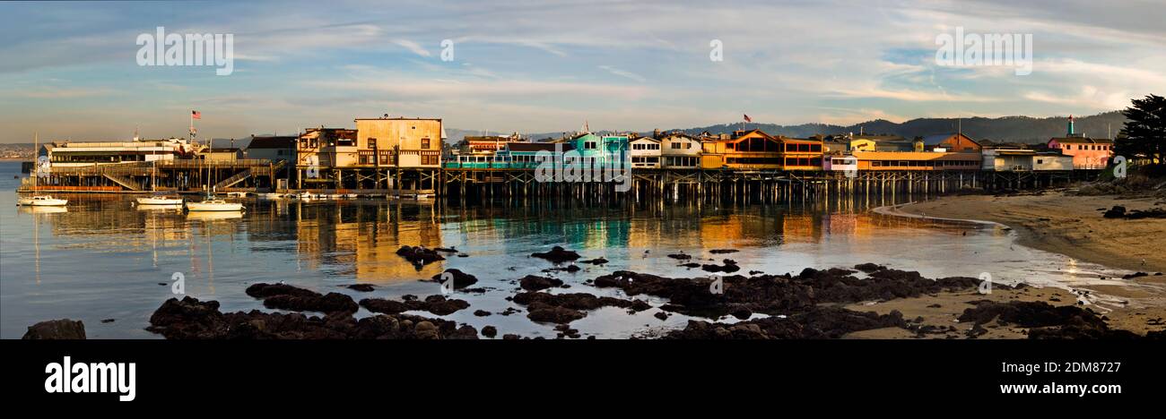 Image panoramique en fin d'après-midi de l'historique Old Fisherman's Wharf à Monterey, Californie Banque D'Images