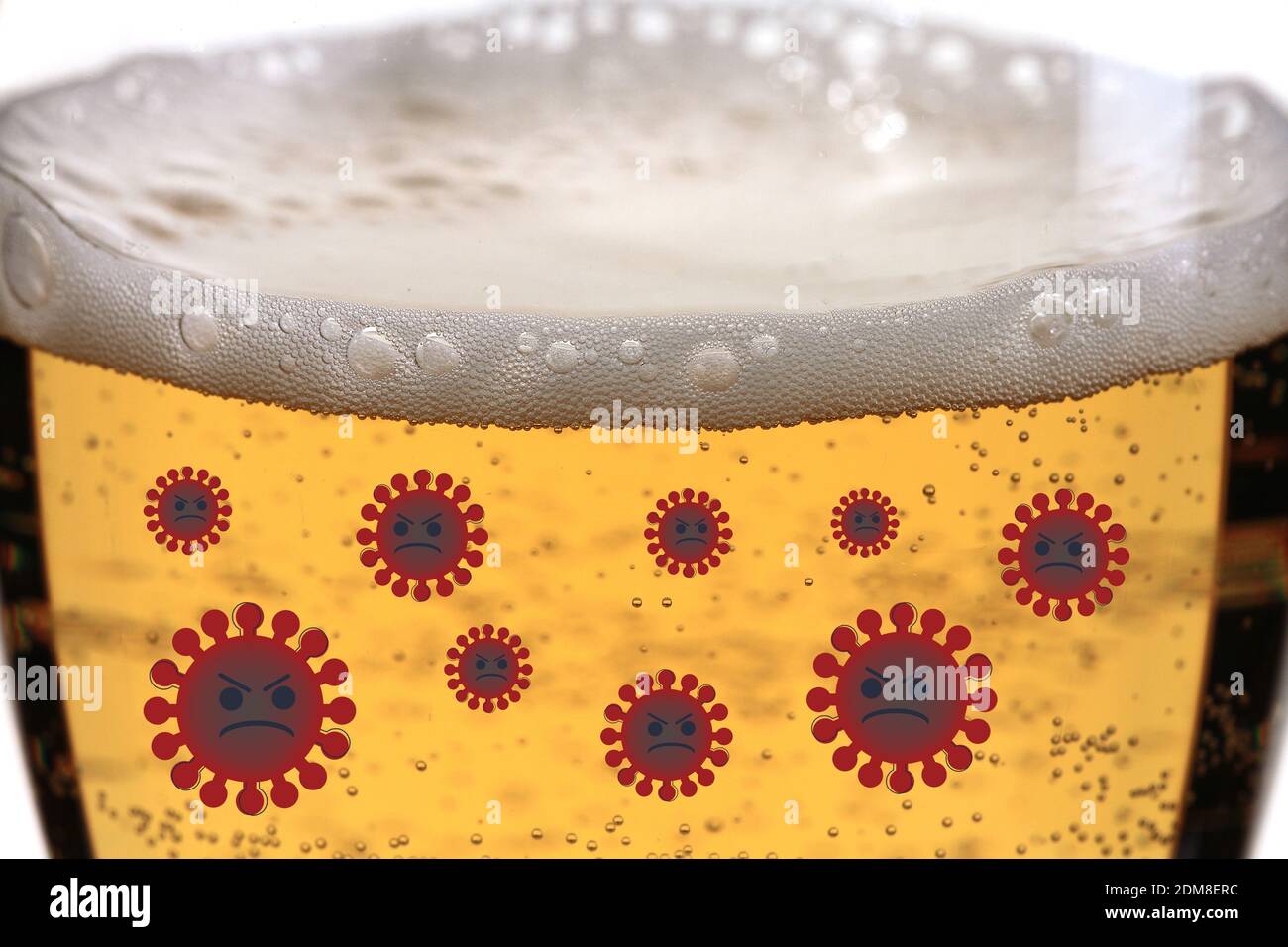 Un gros plan d'un verre de bière plein de virus sur arrière-plan blanc Banque D'Images