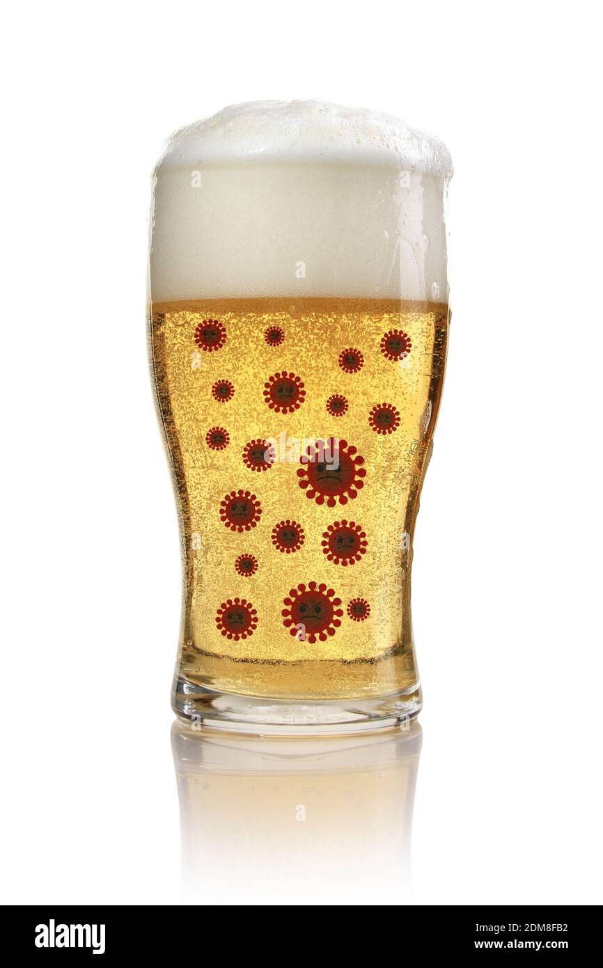 Un cliché isolé d'un verre de bière plein de virus sur fond blanc Banque D'Images