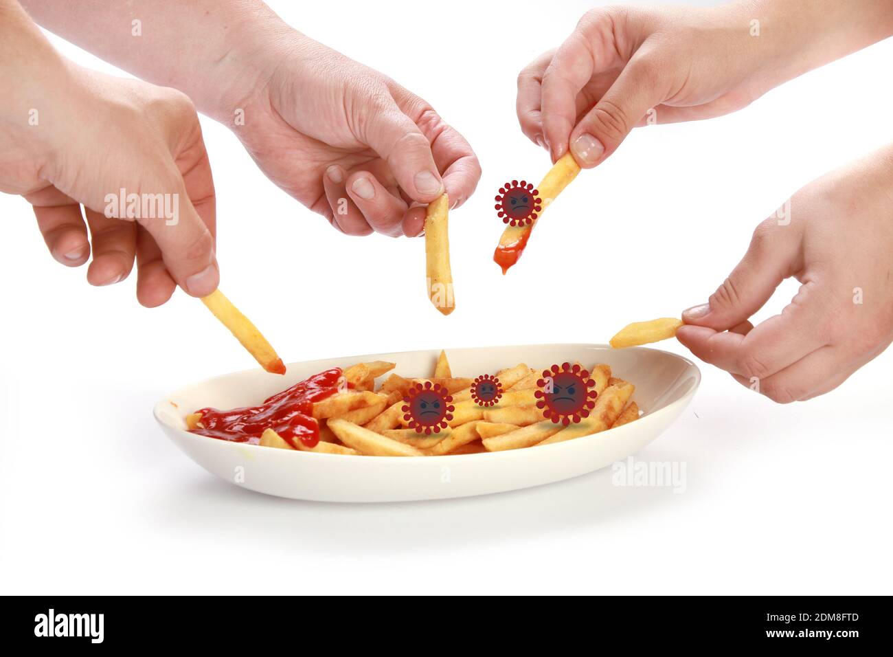 Un gros plan des mains qui prennent les frites de la même assiette en propageant le virus Banque D'Images