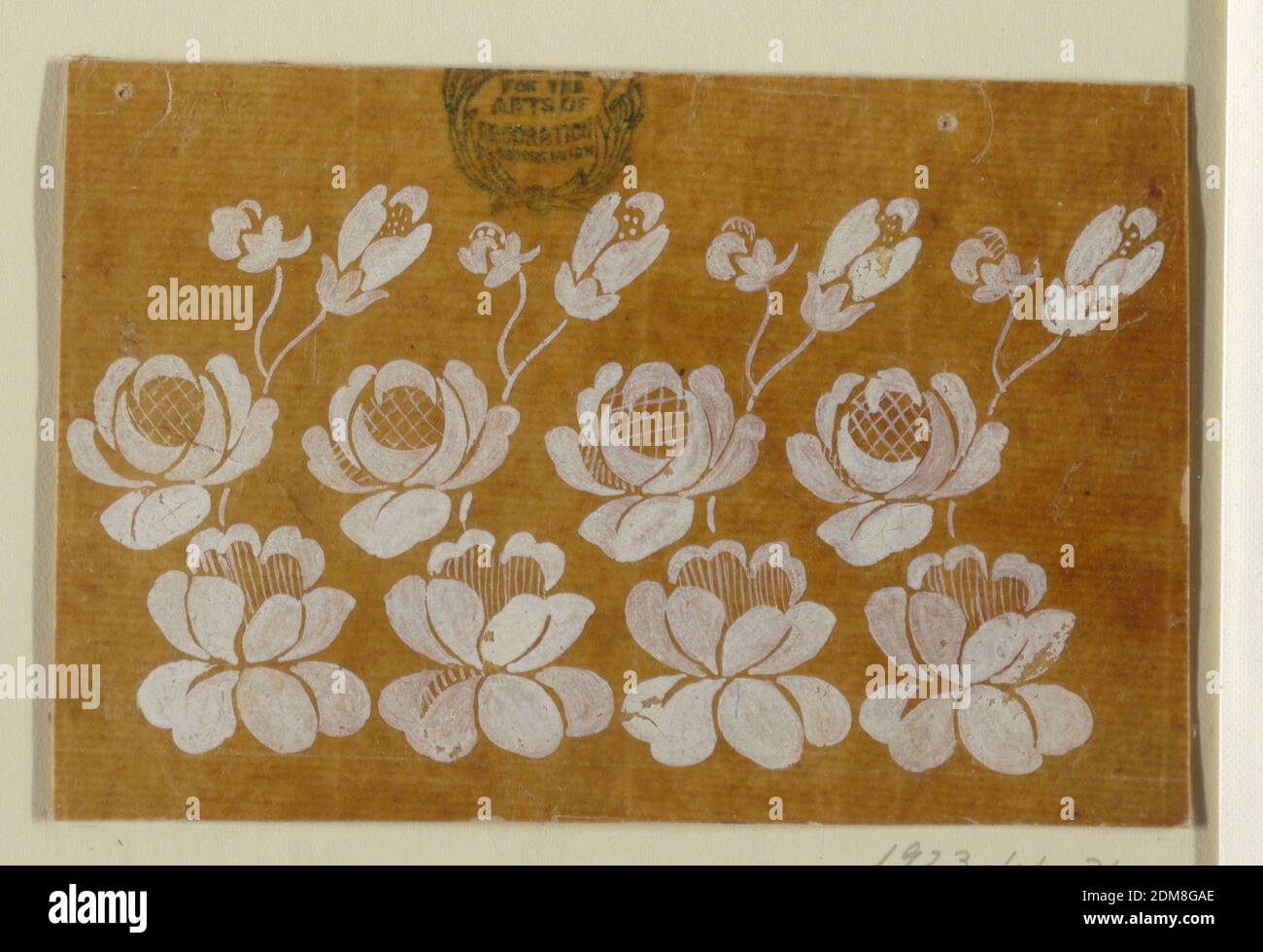 Design pour une bordure horizontale tissée ou brodée, de la fabrique de Saint RUF, fabrique de Saint RUF, Lyon, France, Brush et gouache sur papier glacé, les répétitions, dont quatre sont présentées, consistent en un mough de rose venant de derrière un calice., France, 1805-1815, Dessin Banque D'Images