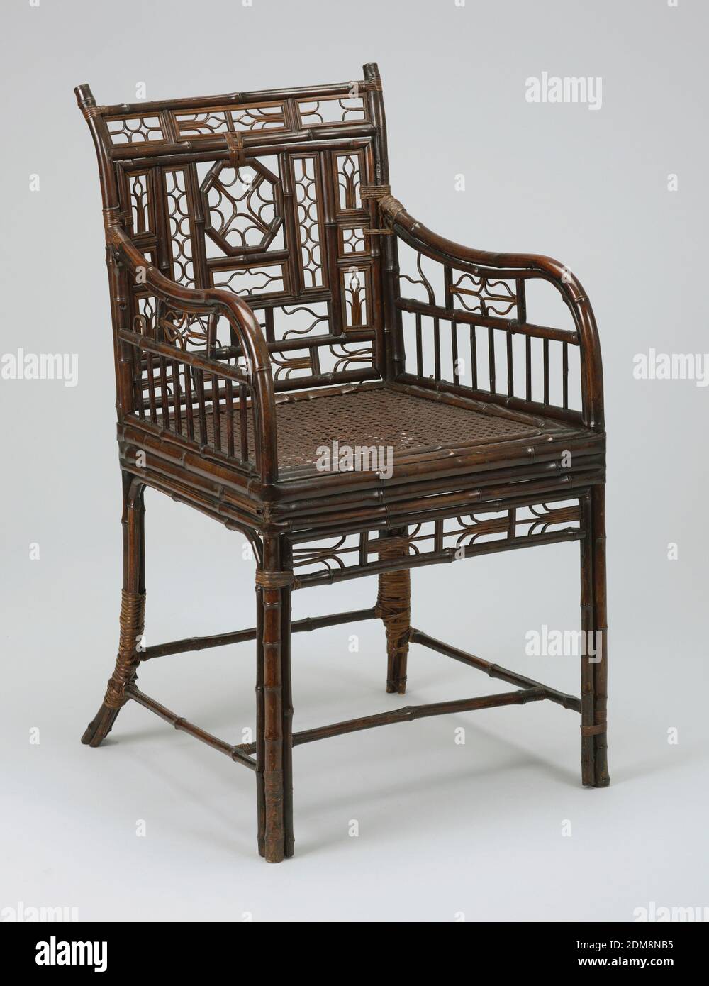 Exportation chinoise fauteuil, bambou, chantage, fauteuil, carré en plan,  entièrement construit en bambou, sauf pour siège en forme de caned. Dos  conçu avec de petites ouvertures rectangulaires, chacune remplie de petit  motif
